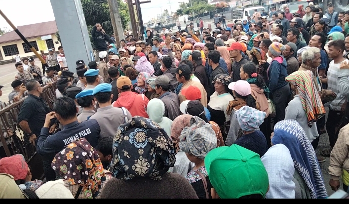 BENTROK: Massa dan Polisi terlibat bentrok di depan halaman Mapolres Dairi saat aksi, Rabu (12/11/2025). (RUDY SITANGGANG/SUMUT POS.)