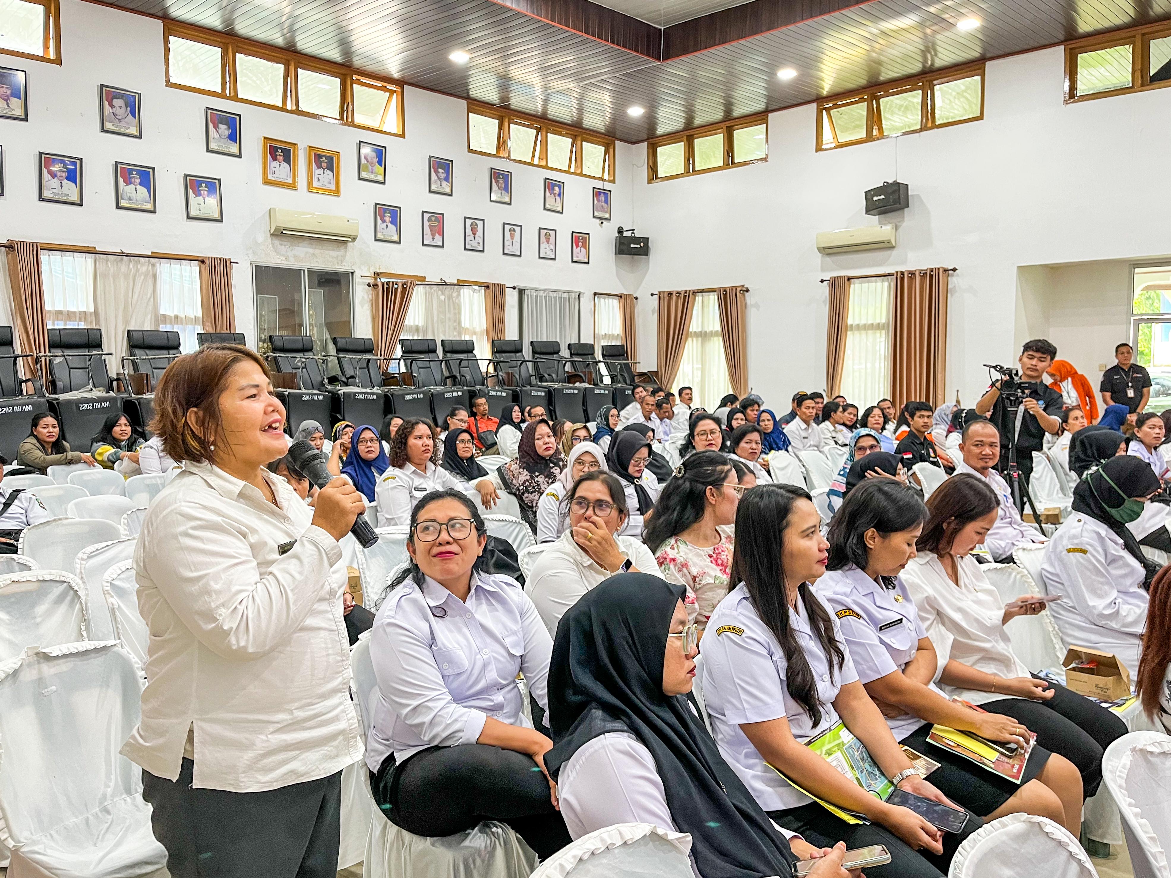 Peserta sosialisasi memberikan pertanyaan seputar perumahan bersubsidi. (PRA EVASI/SUMUT POS)