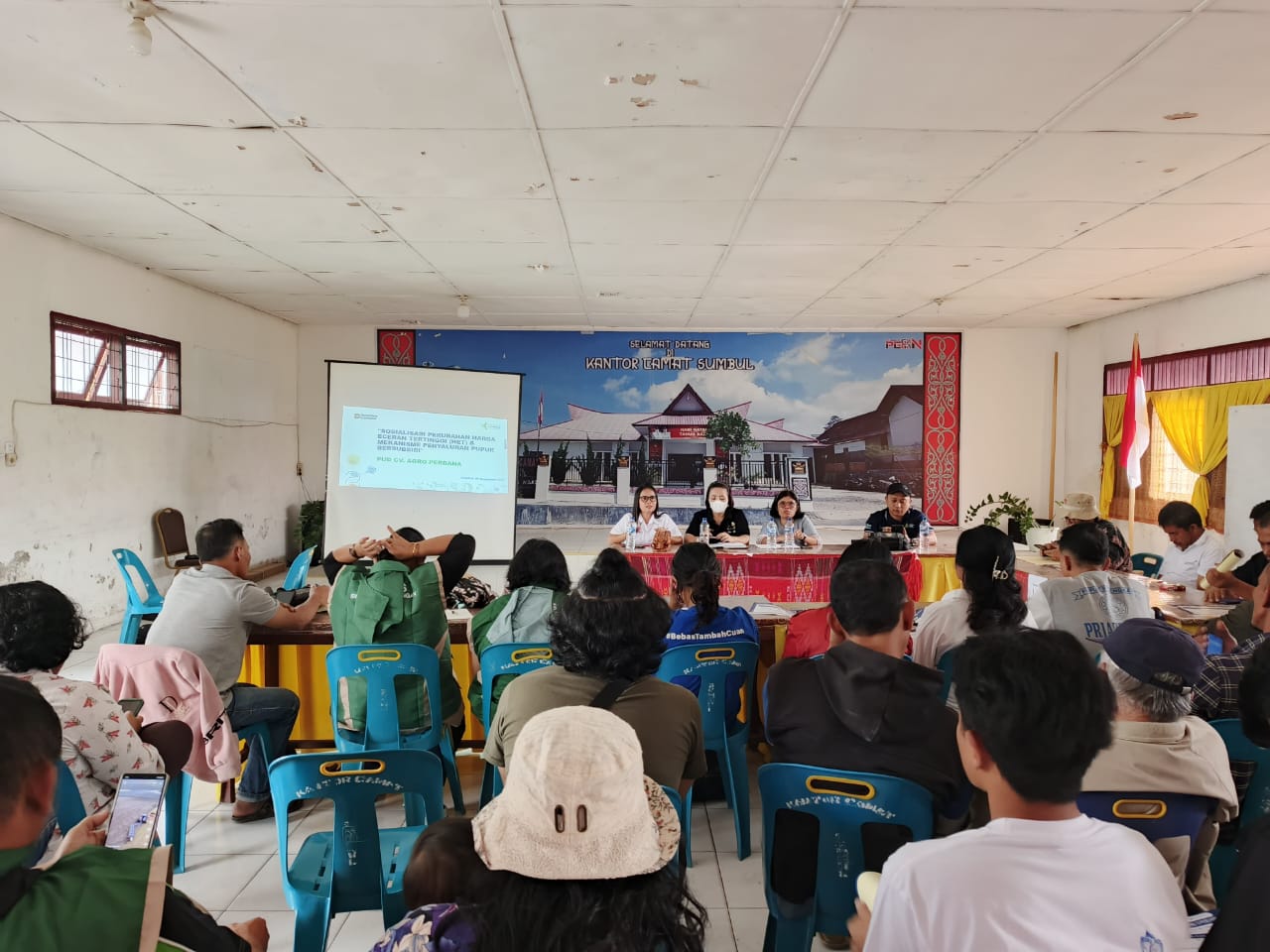 CV Agro Perdana selaku Distributor sosialisasikan penurunan HET pupuk bersunsidi ke kios pengecer dan kelompok tani di Aula Kantor Camat Sumbul, Selasa (11/11/2025).(Istimewa/ Sumut Pos).