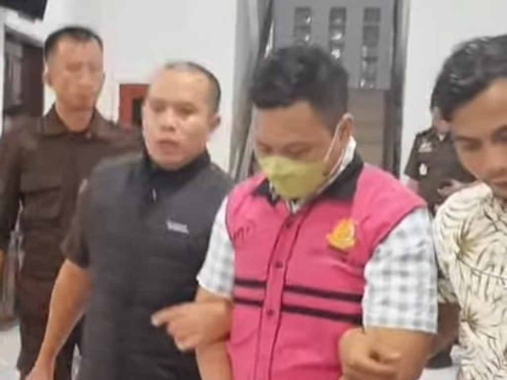 Tersangka YD saat di boyong ke Lapas III Teluk Dalam. (ERIUSMAN/SUMUT POS)
