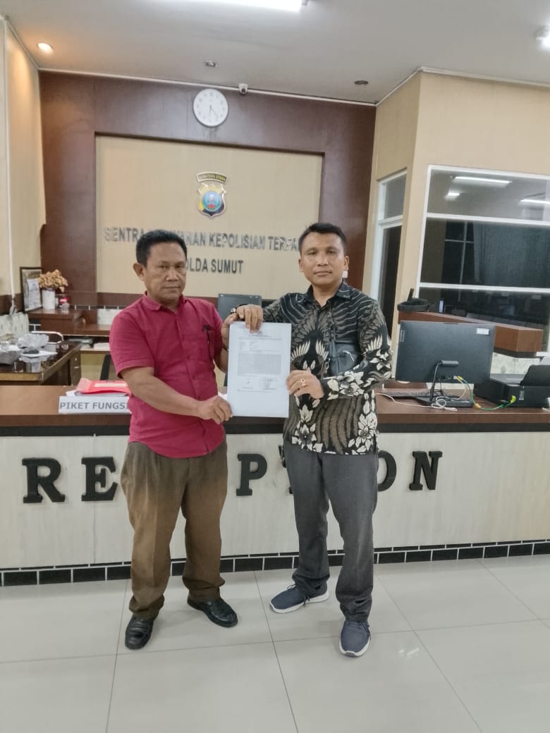 LAPORAN: Marta Putra Ritonga didampingi kuasa hukumnya, Panias Purba, SH saat membuat Laporan di Polda Sumut. (Dok: istimewa for Sumut Pos)