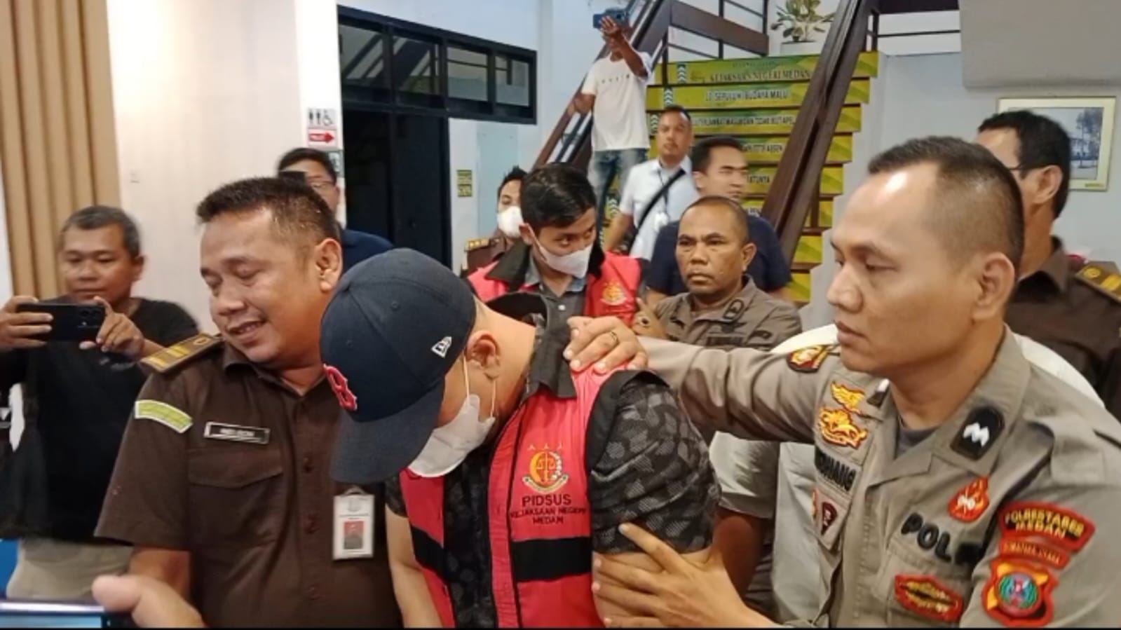 TAHAN: Mantan Kadiskop Medan, BIN dan MH ditahan penyidik Pidsus Kejari Medan, usai ditetapkan tersangka dugaan korupsi Medan Fashion Festival tahun 2024, Kamis (13/11). (Dok: istimewa)