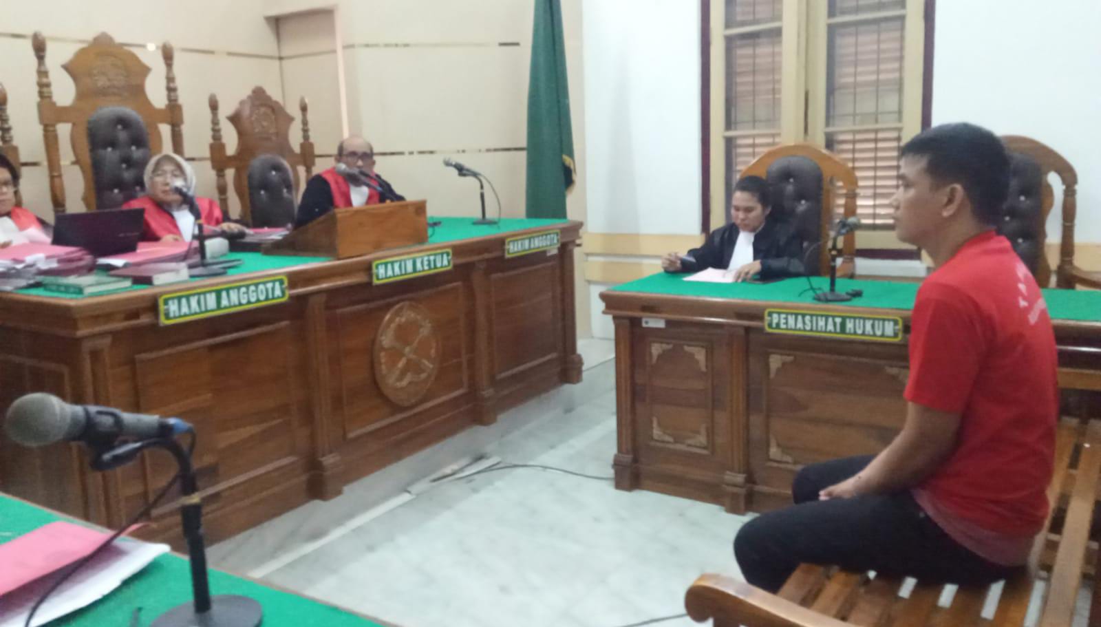 TUNTUTAN: Hendrik terdakwa kurir sabu seberat 22 kg, menjalani sidang tuntutan di PN Medan, Kamis (13/11). (Dok: istimewa)