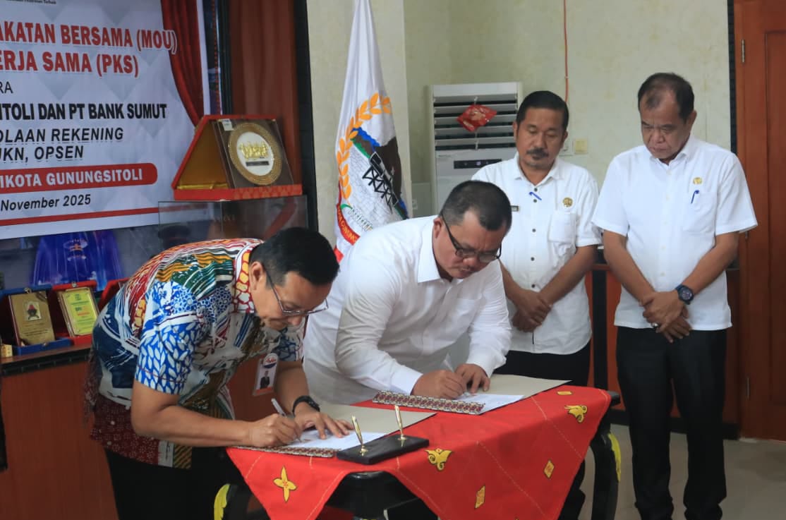 TANDA TANGAN: Wali Kota Gunungsitoli Sowa&rsquo;a Laoli, tanda tangani MoU dan PKS terkait pengelolaan keuangan daerah, Rabu (12/11). (Dokumen Bidang Humas Bank Sumut)