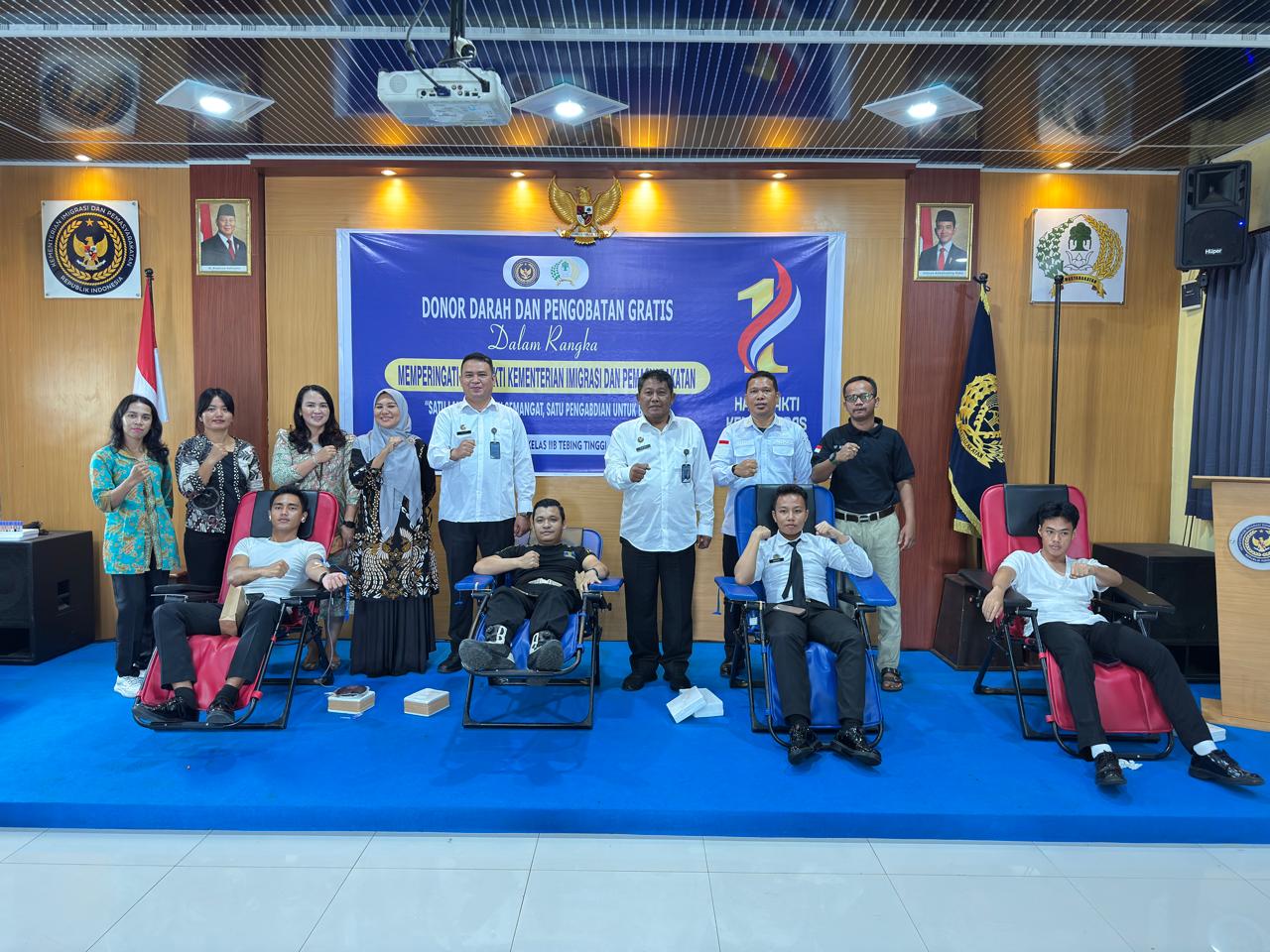 Kepala Lapas Kelas IIB Tebing Tinggi, Dede Mulyadi, bersama jajaran pegawai dan tenaga medis berfoto bersama peserta donor darah. (AZAN PURBA/SUMUT POS)