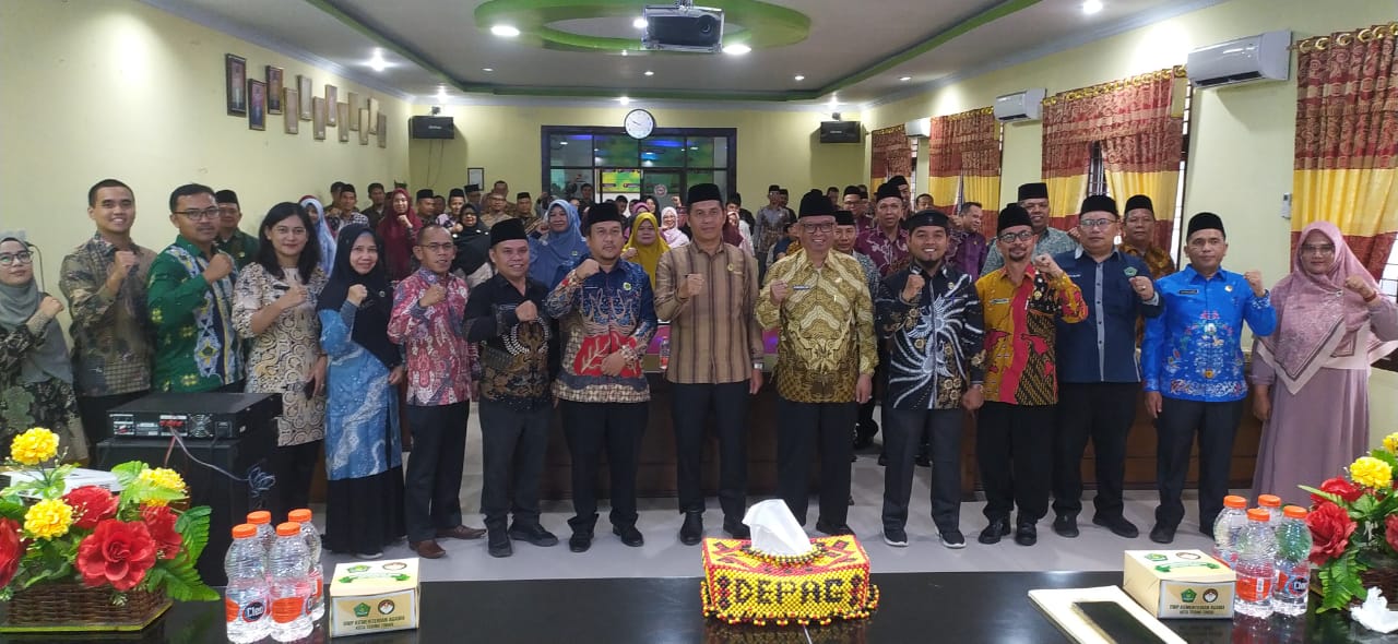 Kakanmenag Tebingtinggi, Muhammad David Saragih  dan jajaran foto bersama narasumber kanwil di i kantor Aaula kemenag  kota Tebingtinggi,  Kamis (13/11). (AZAN PURBA/SUMUT POS)