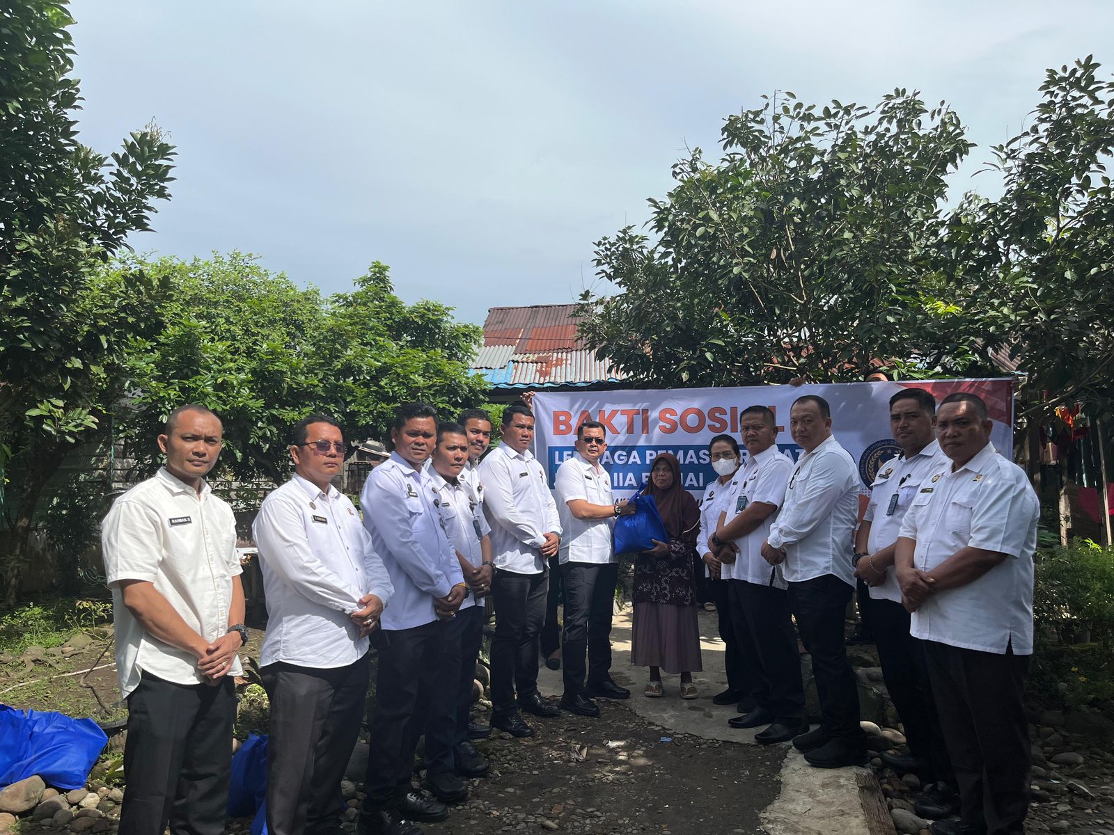 Jajaran Lapas Binjai menyerahkan paket sembako kepada masyarakat dalam baksos memperingati Hari Bakti Kemenimipas. (Istimewa/Sumut Pos)