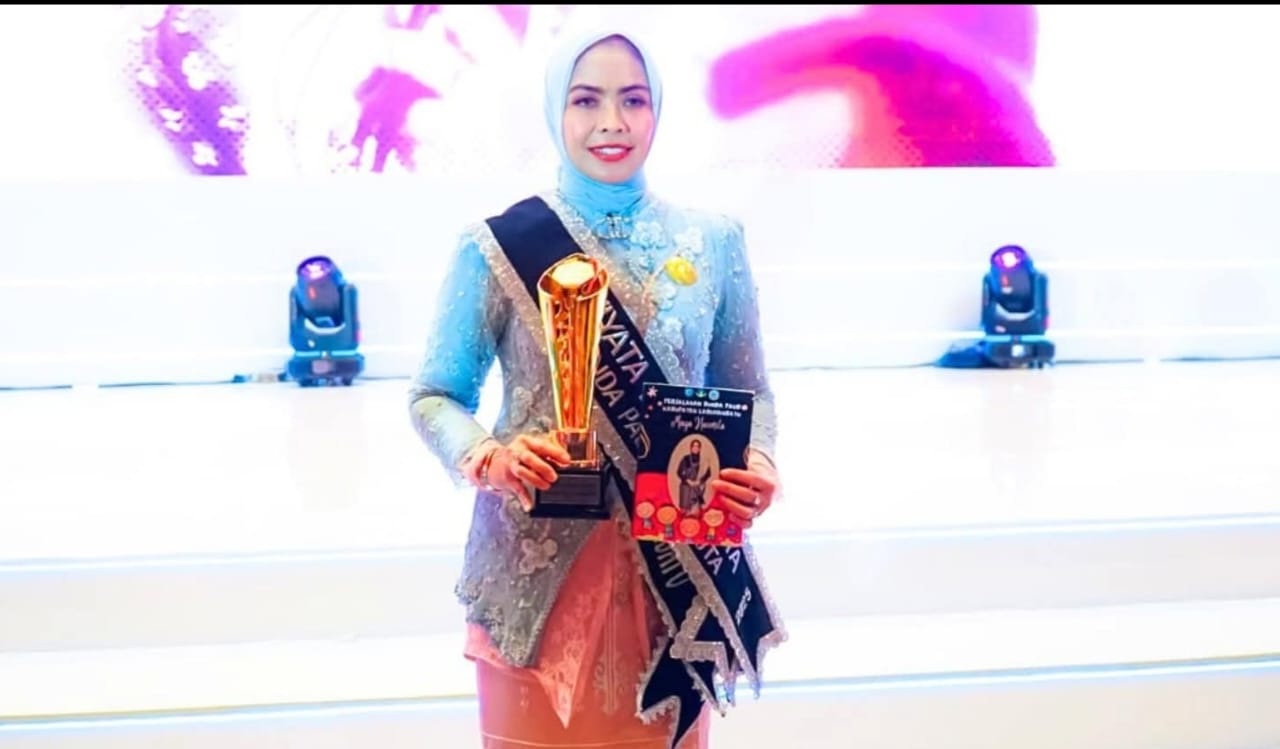 Bunda Pendidikan Anak Usia Dini (PAUD) Labuhanbatu,  Maya Hasmita menerima penghargaan Widya Dharma Pratama (Fajar/Sumut Pos)