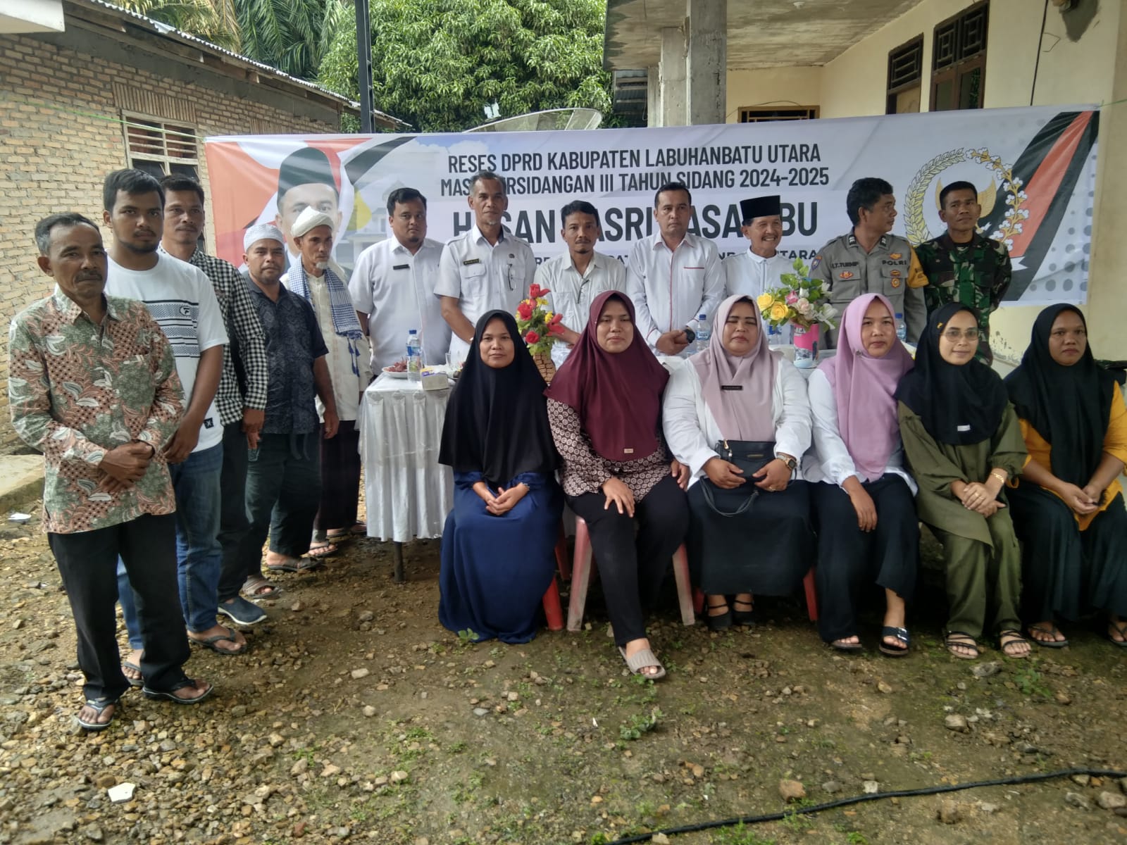 Anggota DPRD Labura Hasan Basri Pasaribu menggelar reses masa persidangan III, tahun sidang 2024 - 2025 di Desa Sibito. (Indra / Sumut Pos)