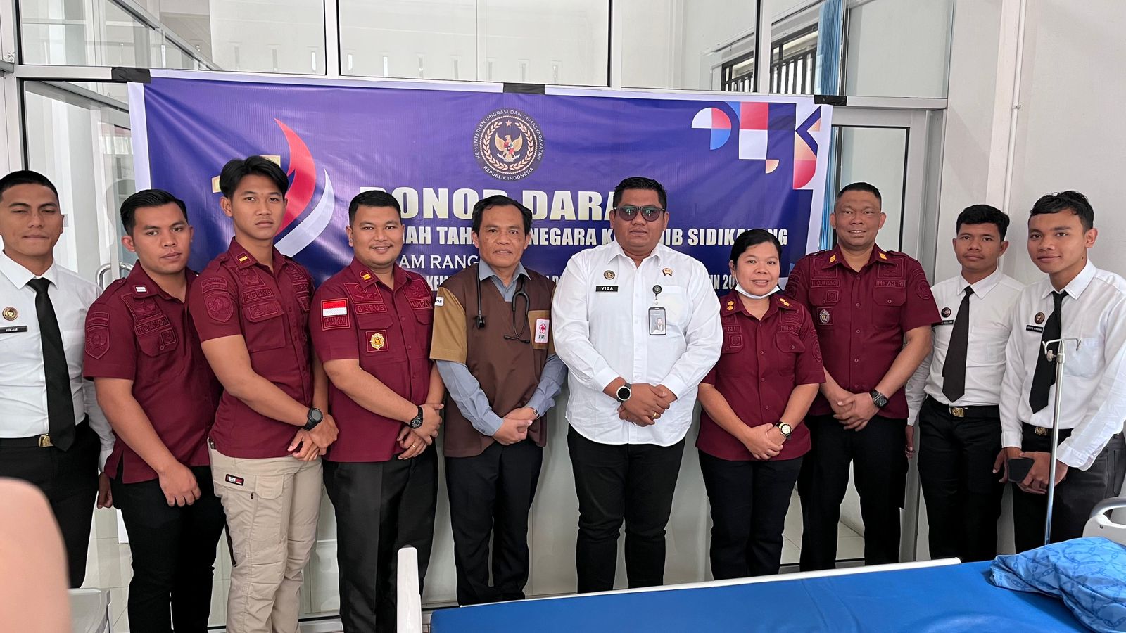 Kepala Rutan Kelas IIB Sidikalang, Loviga Sembiring, KPR, Brema Barus dan Kasubsi Pelayanan Tahanan, Franky Togatorop dan staf diabadikan usai gelar bhakti sosial donor darah, Kamis (13/11)