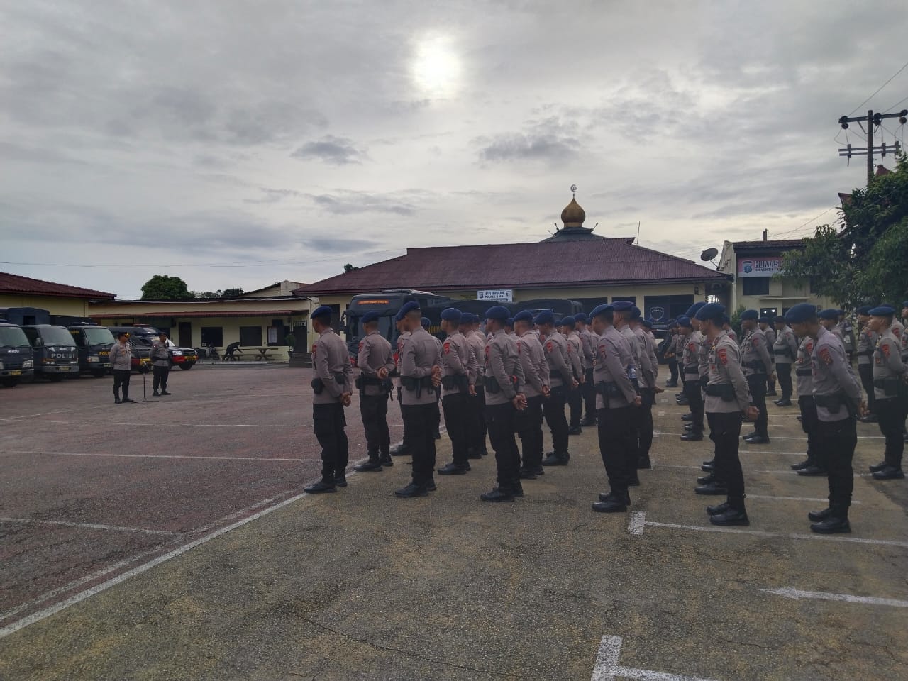 DISIAGAKAN. Ratusan personil Sabhara dan Brimob Poldasu disiagakan di Mapolres Dairi untuk menambah kekuatan antispasi aksi susulan. (Istimewa/Sumut Pos)