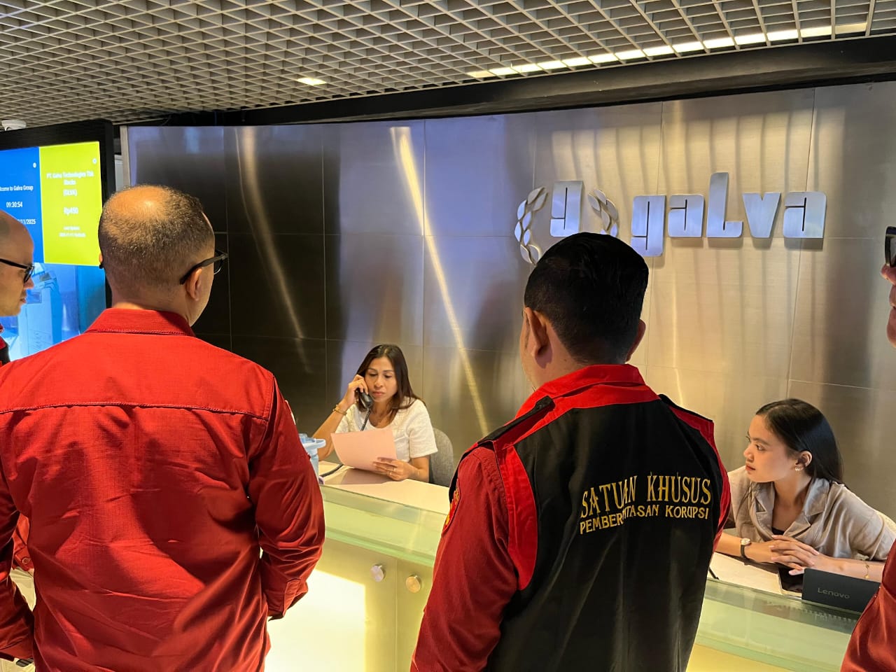 Tim penyidik saat berada di lobi kantor rekanan penyedia smartboard Langkat. (Istimewa/Sumut Pos)