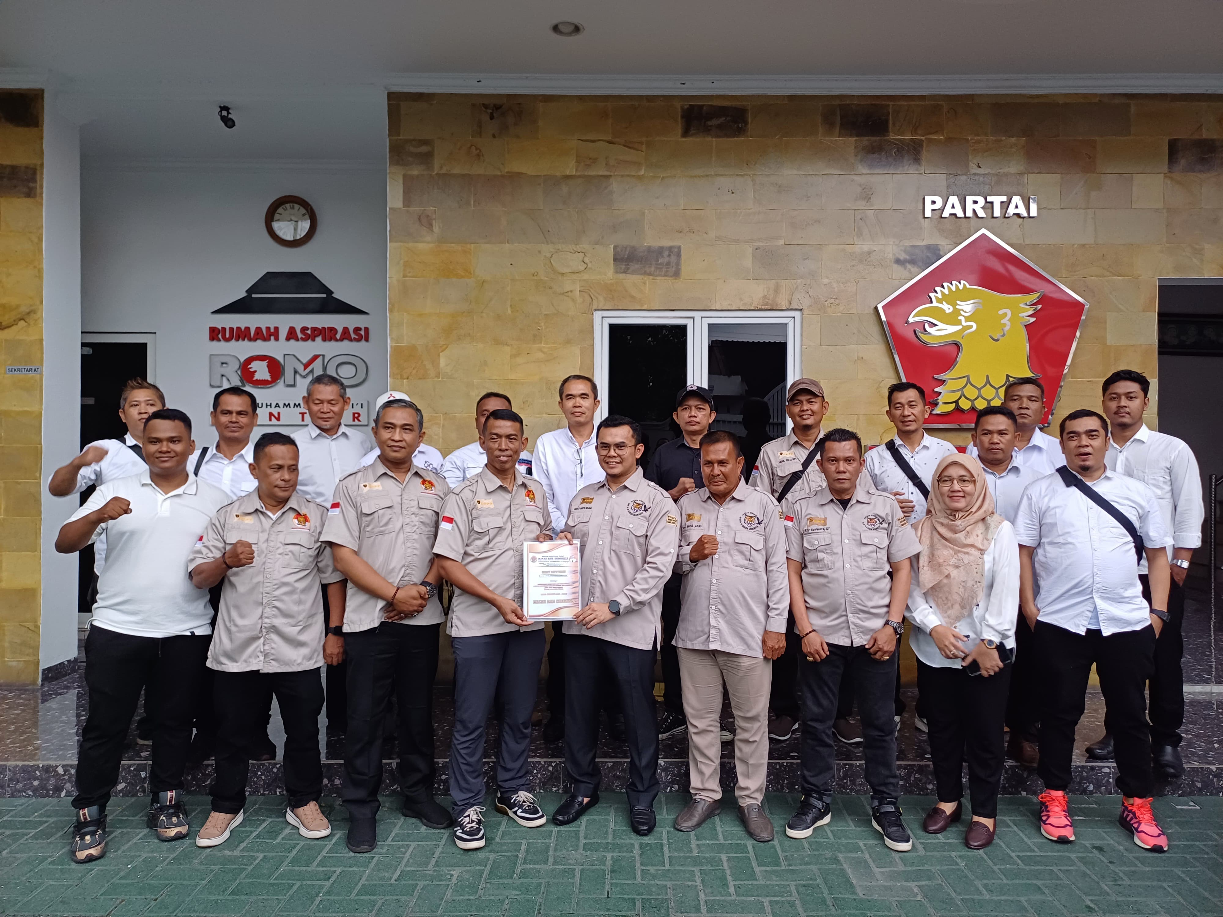 SK: RM Khalil Prasetyo menyerahkan SK Pengangkatan Ketua DPC Macan Asia Kota Medan kepada Suwarno. (Dok: Markus Pasaribu/Sumut Pos)
