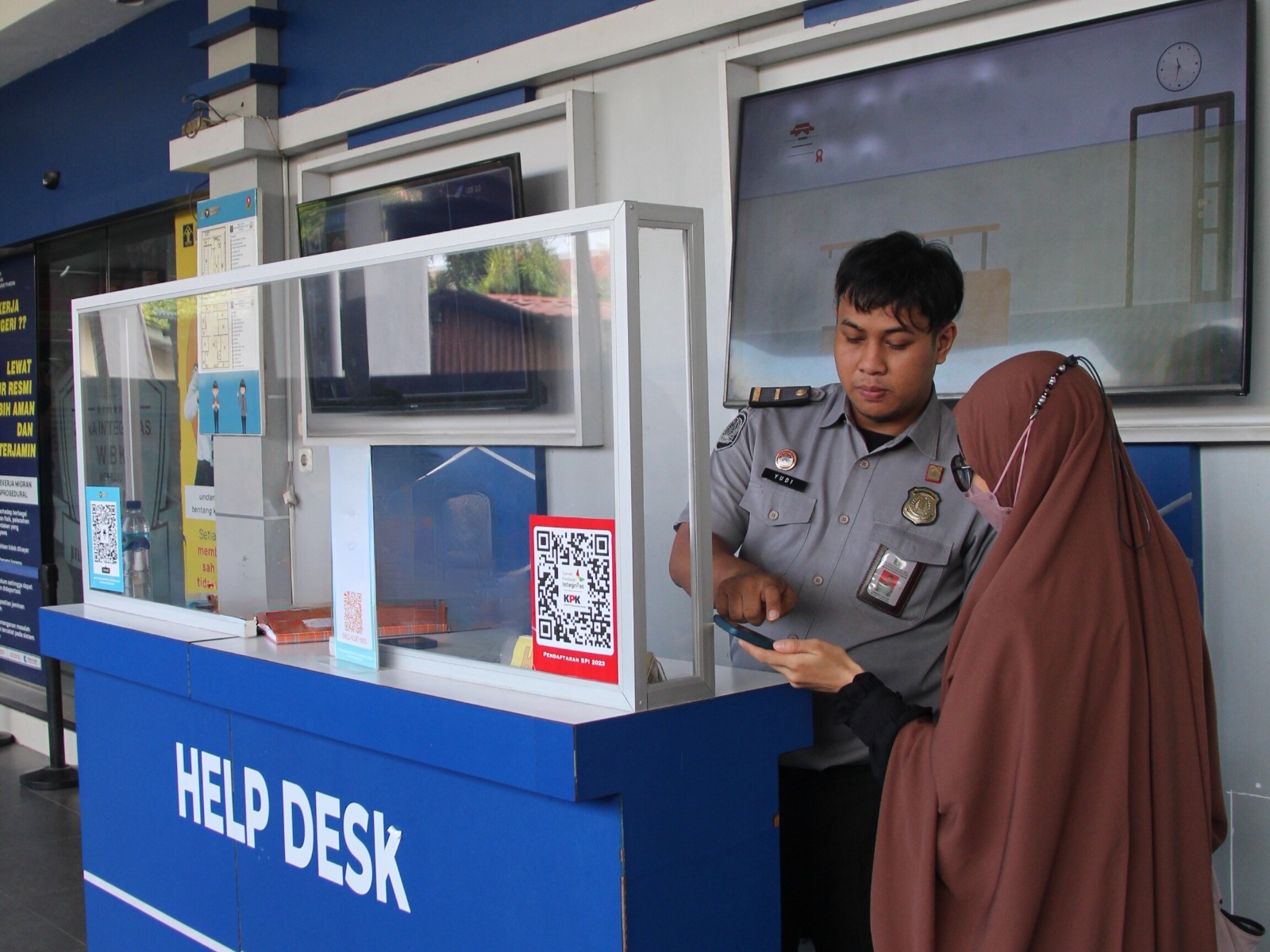 BANTU: Petugas Imigrasi Medan saat melayani warga yang akan mengurus paapor. (Dok: Imigrasi Medan)