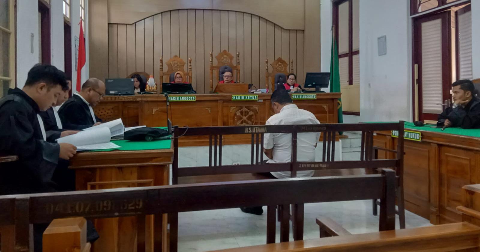 SIDANG: Mantan Kadishub Kota Pematangsiantar, Julham Situmorang, menjalani sidang tuntutan di Pengadilan Tipikor Medan, Jumat (14/11). (Dok: istimewa)