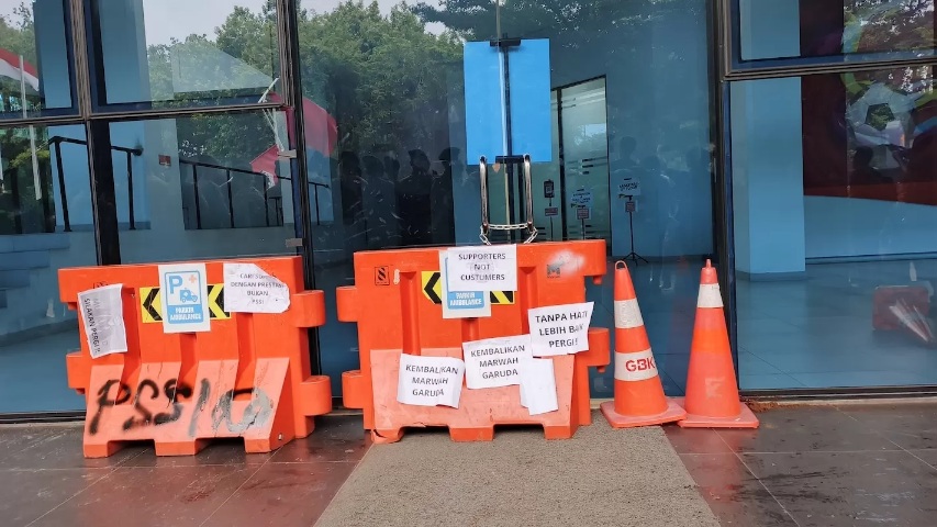 GEMBOK: Ultras Garuda melakukan aksi di depan Kantor PSSI. Kantor digembok. (Dok: Jawapos.com)