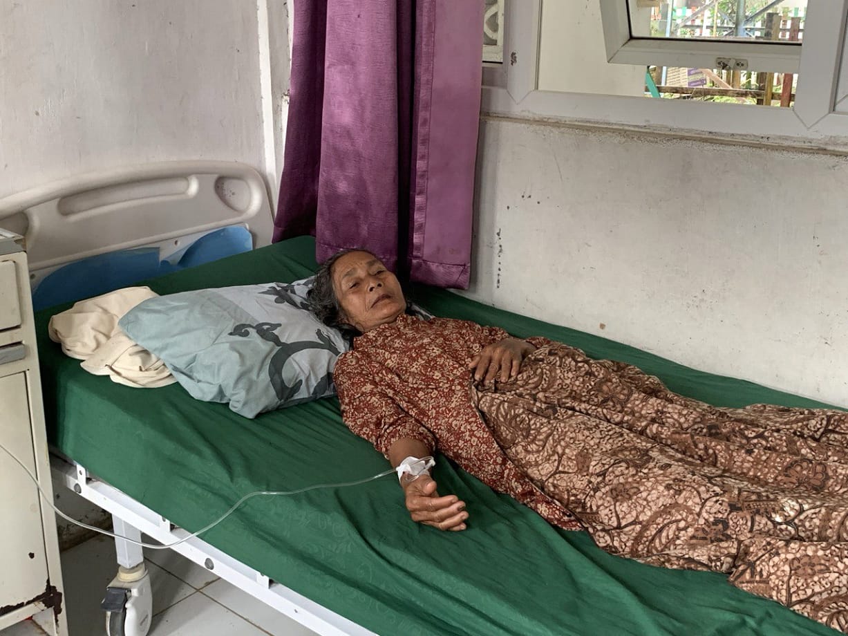 DIRAWAT:  Rakimah, pasien pengidap hipertensi mendapat perawatan medis melalui program JKN. (ISTIMEWA/SUMUT POS)