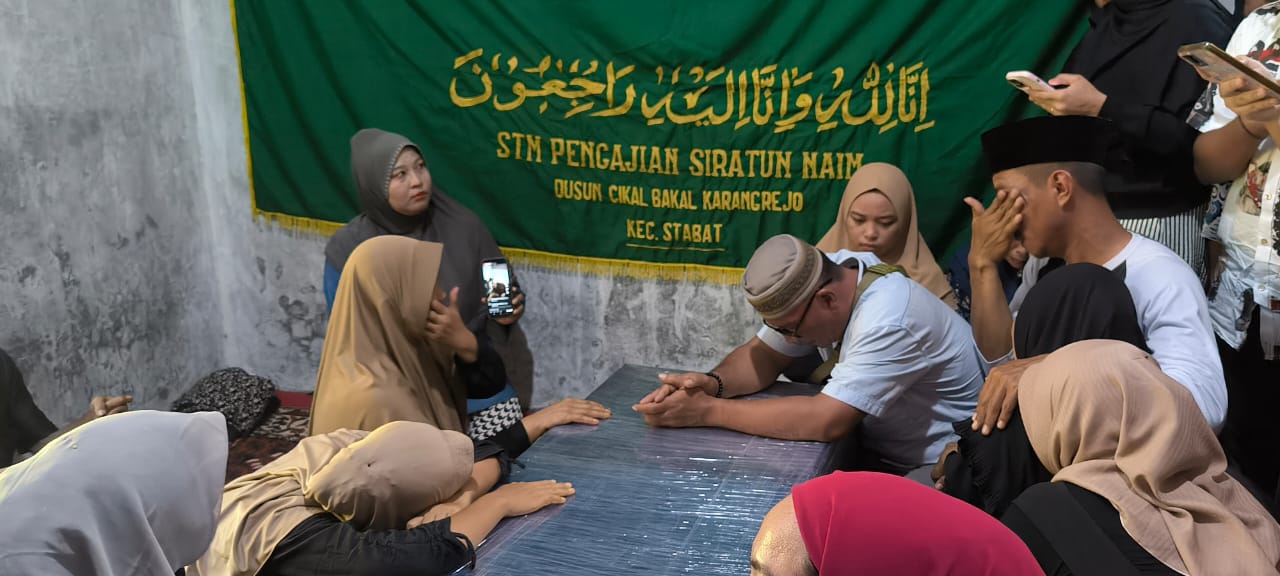 Keluarga Almarhum Argo Prasetyo saat menangis melihat jenazah tiba di rumah duka dengan kondisi terbungkus dalam peti berplastik. (Teddy Akbari/Sumut Pos)