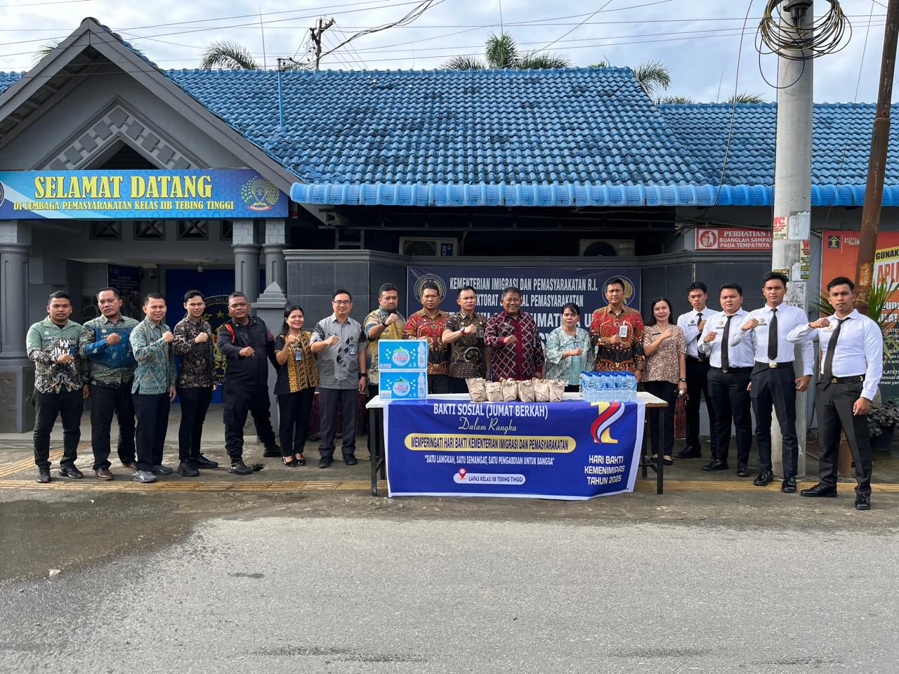 Kepala Lapas Tebing Tinggi, Dede Mulyadi foto bersama seluruh jajaran Lapas Kelas IIB Tebingtinggi.  Jumat (14/11). (AZAN PURBA/SUMUT POS)