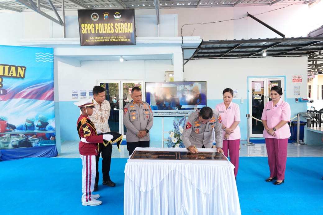Kapolda Sumut Irjen Pol Whisnu Hermawan Febrianto menandatangani prasasti peresmian dua SPPG Polres Sergai di Mapolres Sergai, Kamis (13/11/2025). ( FADLY/SUMUT POS)