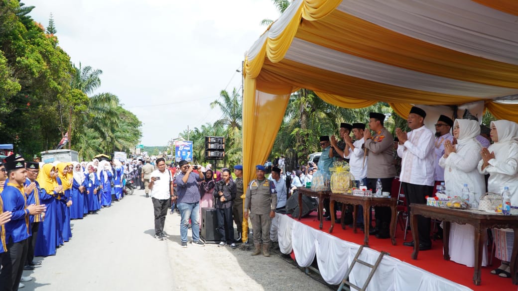 Bupati Langkat, Syah Afandin saat melepas pawai taaruf di Kecamatan Sawit Seberang. (Diskominfo Langkat/Sumut Pos)