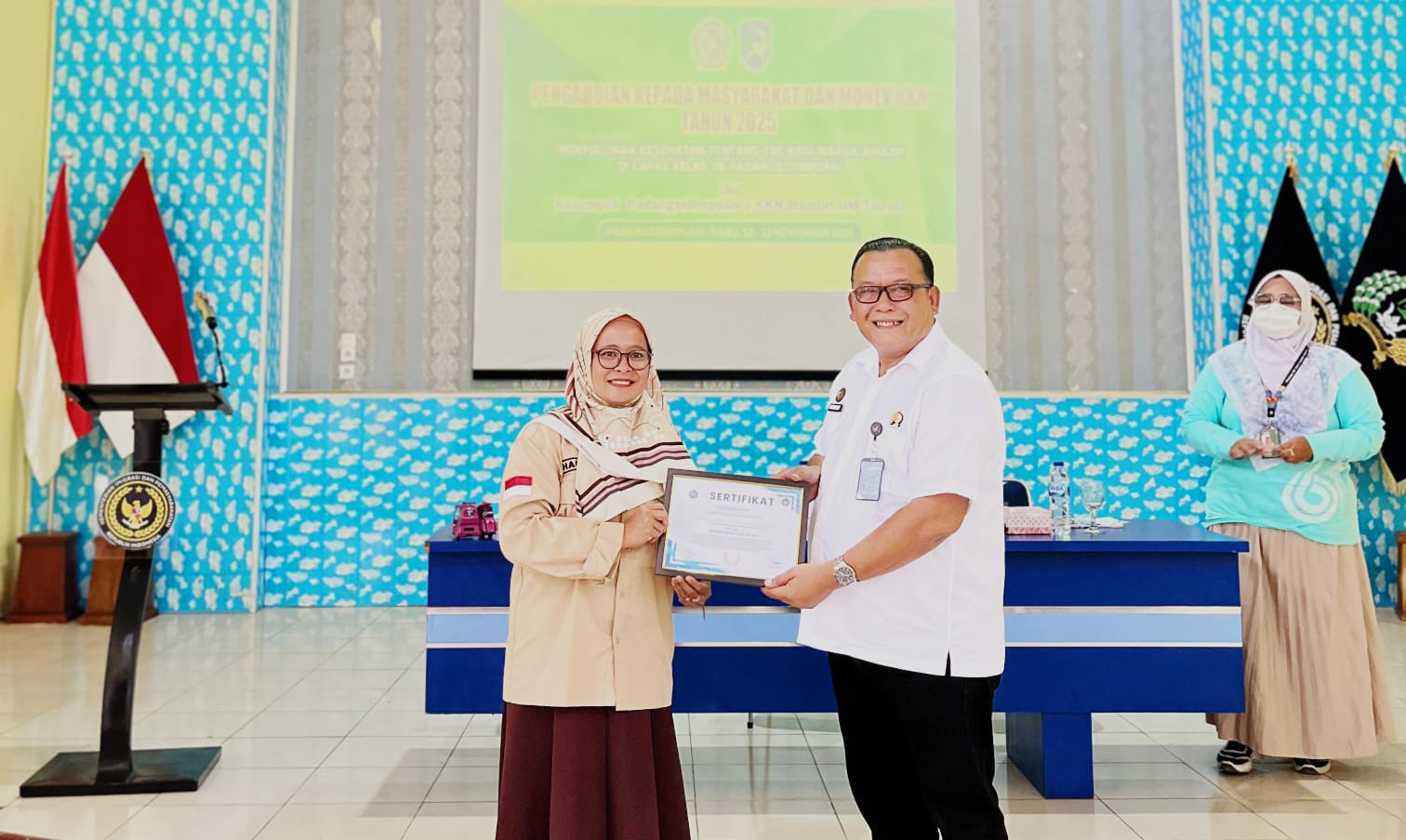 SERTIFIKAT: Happy Sri Rezeki Purba MHum (kiri) menyerahkan sertifikat penghargaan kepada Kepala Lapas Kelas II B Padangsidimpuan Mathrios Zulhidayat Hutasoit Amd IP SH. (Istimewa/Sumut Pos)