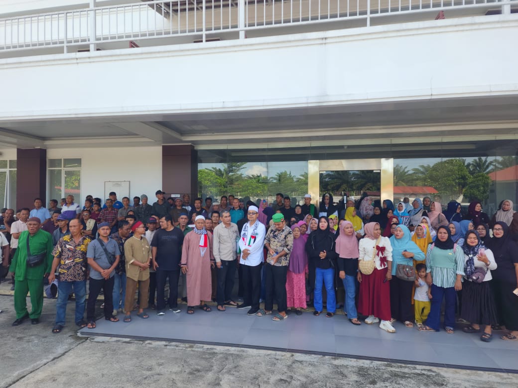Ratusan warga dari Desa Bandar Tengah berkumpul di Pengadilan Negeri Sei Rampah untuk memberikan dukungan kepada lima terdakwa kasus dugaan penganiayaan. (FADLY/SUMUT POS)