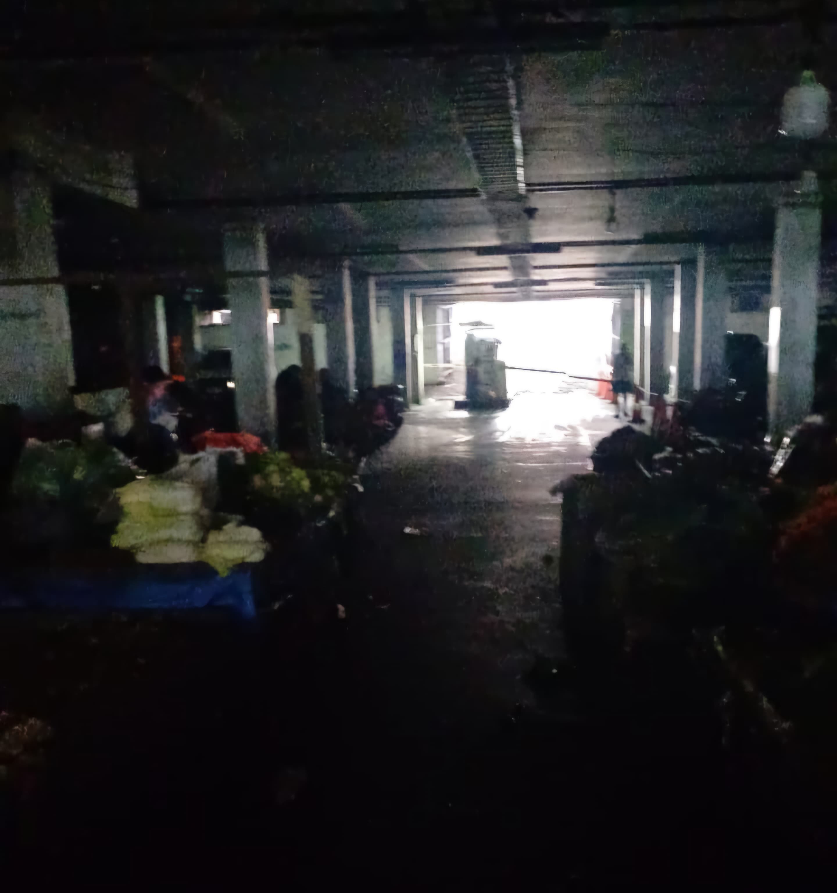 GELAP: Pasar Petisah gelap gulita akibat pemadaman listrik, Sabtu (15/11/2025) pagi. Tidak ada pemasangan genset yang untuk mengatasi kondisi gelapnya pasar tersebut. (Dok: istimewa)