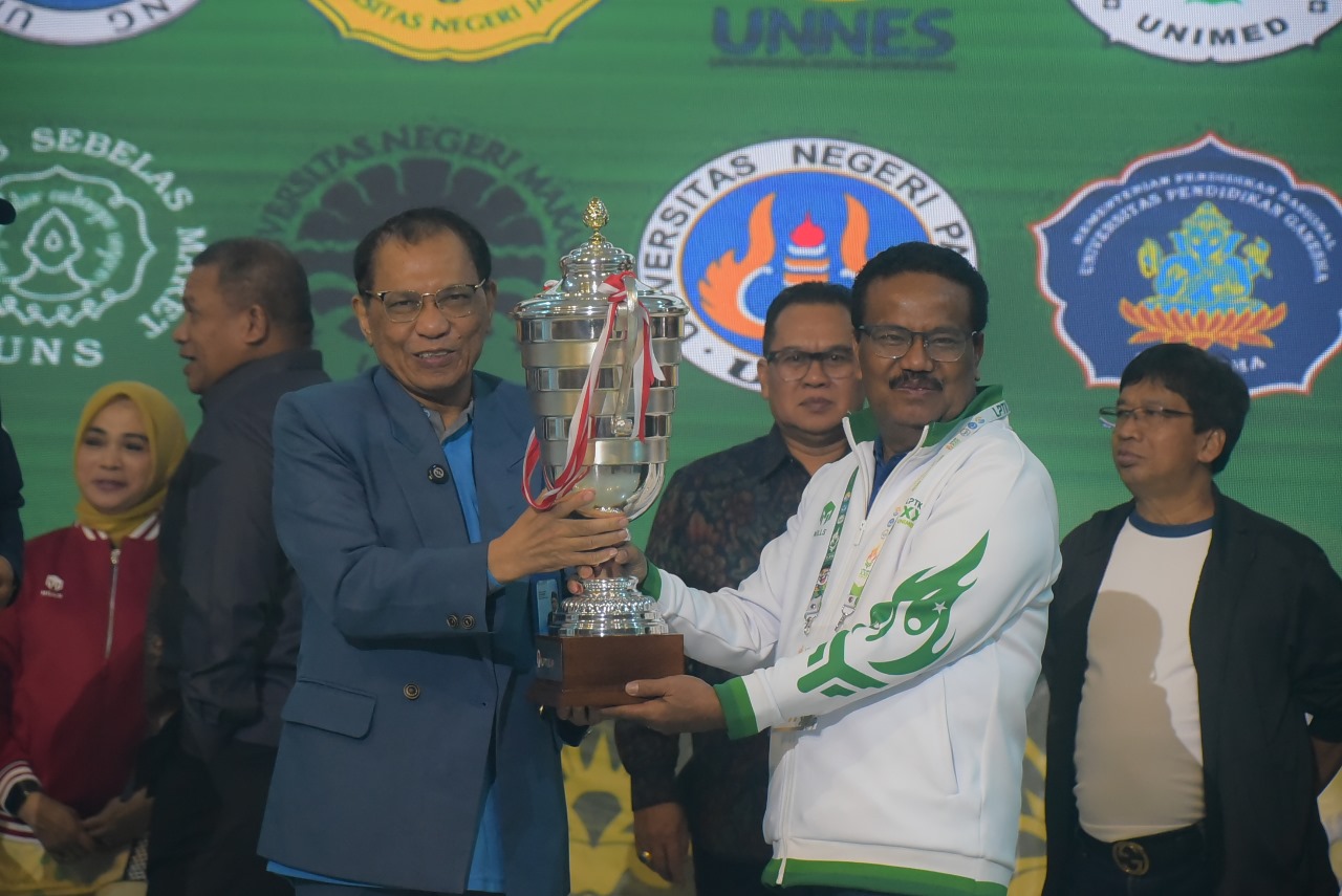 TUNJUKKAN: Rektor Unimed Prof Baharuddin dan Kepala LLDikti Wilayah 1 Prof Saiful Anwar Matondang, saat menunjukkan trofi LPTK Cup XXII 2025 yang digelar di Unimed pada 13-16 November. ( Humas Unimed)