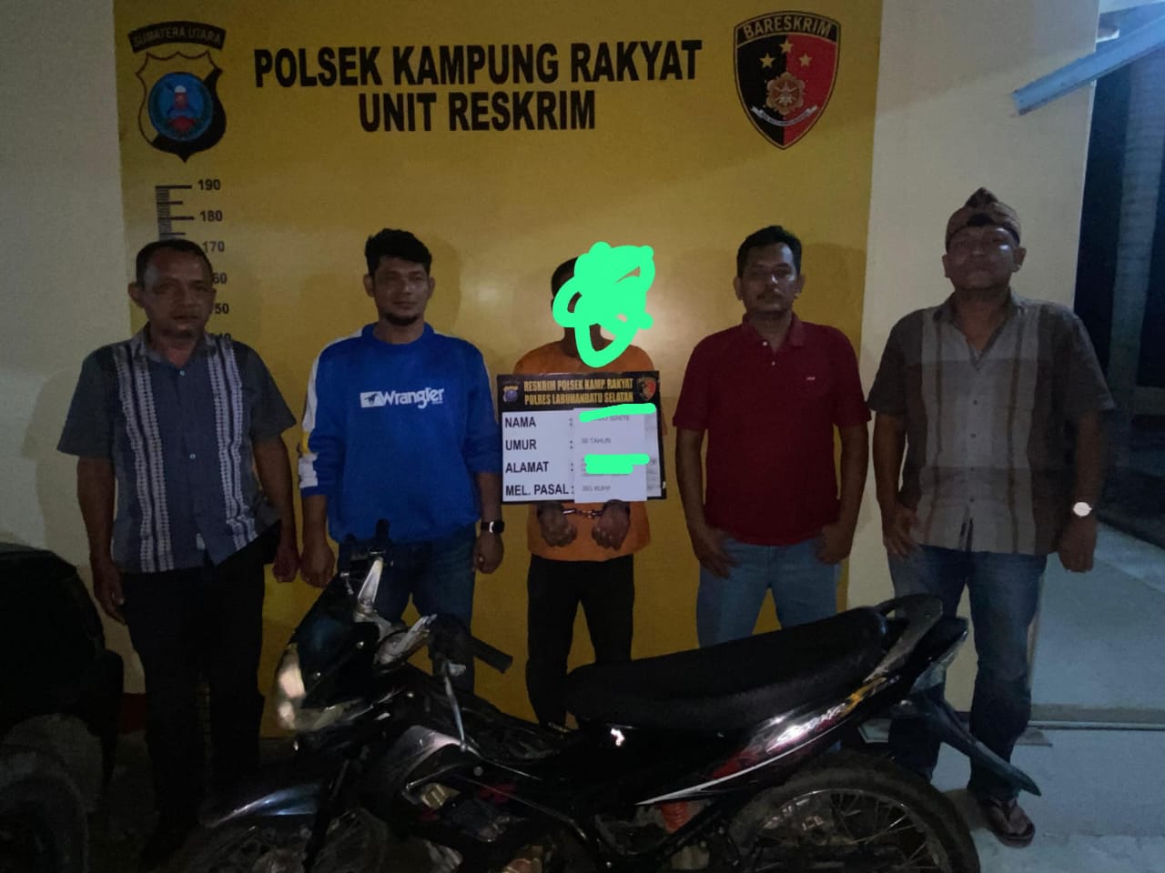 Pelaku curas (ketiga dari kanan) saat diamankan di Polsek Kampung Rakyat. (KHAIRUDDIN/SUMUT POS)