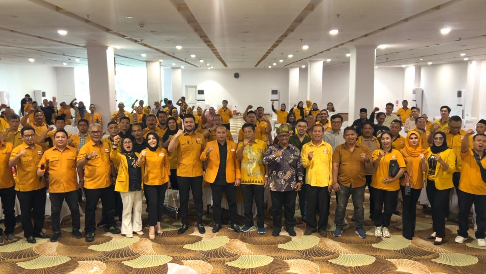 Ketua DPD Partai Hanura Sumut, El Adrian Shah SE MIP foto bersama pengurus pada rapat Pleno, Up-Grading, dan Perkenalan Pengurus DPD Hanura Sumut di Mall Focal Point. (ISTIMEWA/SUMUT POS)