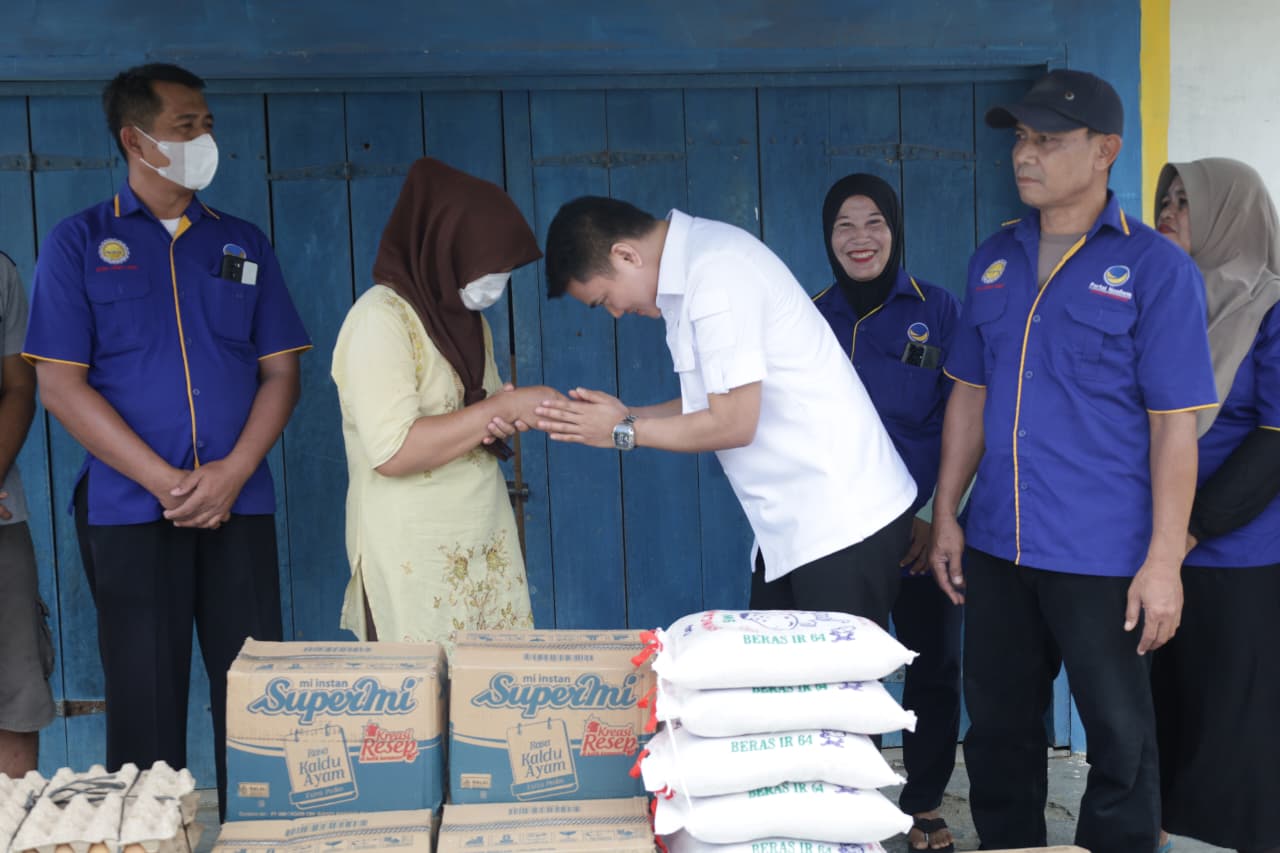 Wakil Ketua DPRD Sumut, Ricky Anthony saat memberi bantuan kepada korban kebakaran di Secanggang, Langkat. (Istimewa/Sumut Pos)