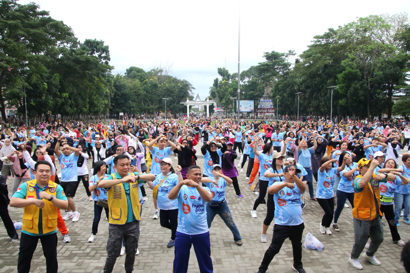 Pengurus Lions Club bersama masyarakat melaksanakan senam bersama. (ISTIMEWA/SUMUT POS)