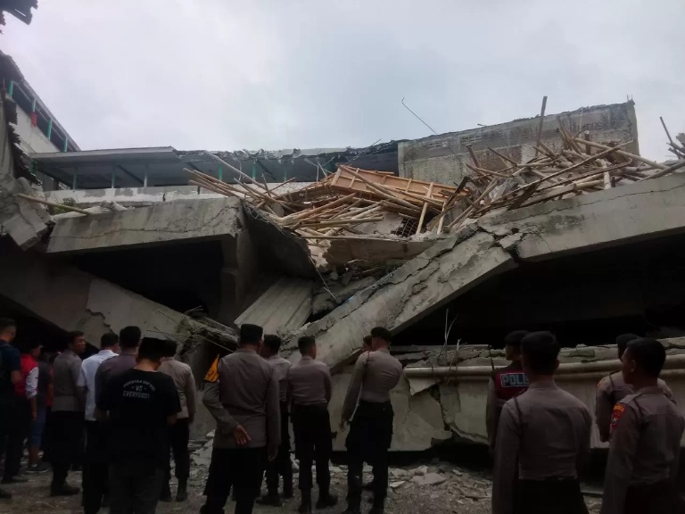 ROBOH: Atap gazebo di halaman Gedung Dekanat FKIP Universitas Siliwangi (Unsil) Tasikmalaya roboh dan menimpa para mahasiswa yang sedang berlatih drama, Minggu (16/11) siang. (Dok: Radar Sidoarjo)