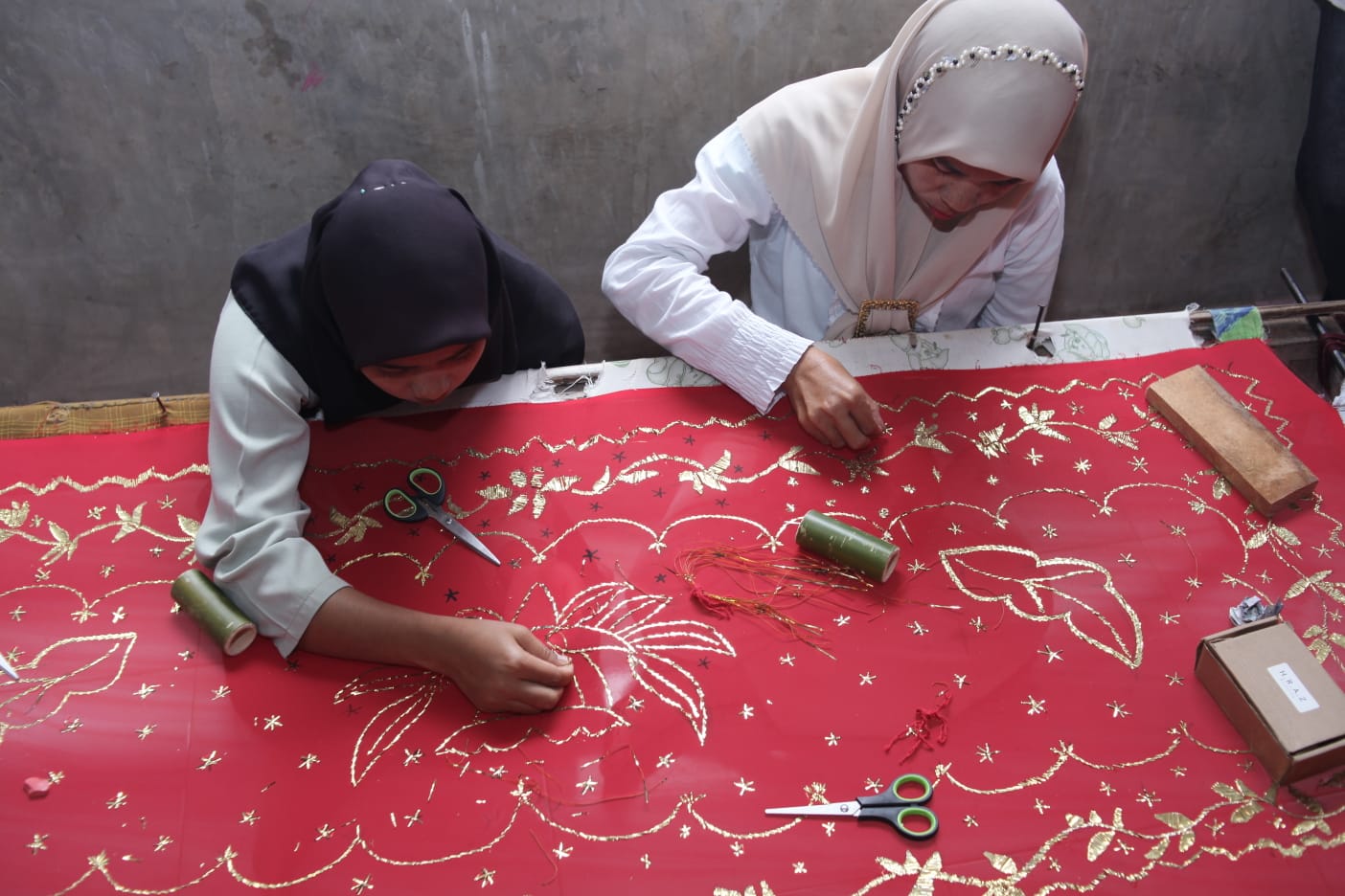 SULAM: Peserta pelatihan saat menyulam Selendang Manduaro di Tapteng. Selendang ini sudah tidak berproduksi sejak 1990an. (Dok: istimewa)