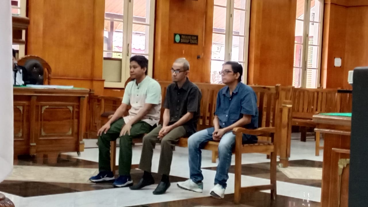 KORUPSI: Tiga terdakwaa korupsi pembangunan stadion di Madina, menjalani sidang putusan di Pengadilan Tipikor Medan, Senin (17/11). (Dok: istimewa)