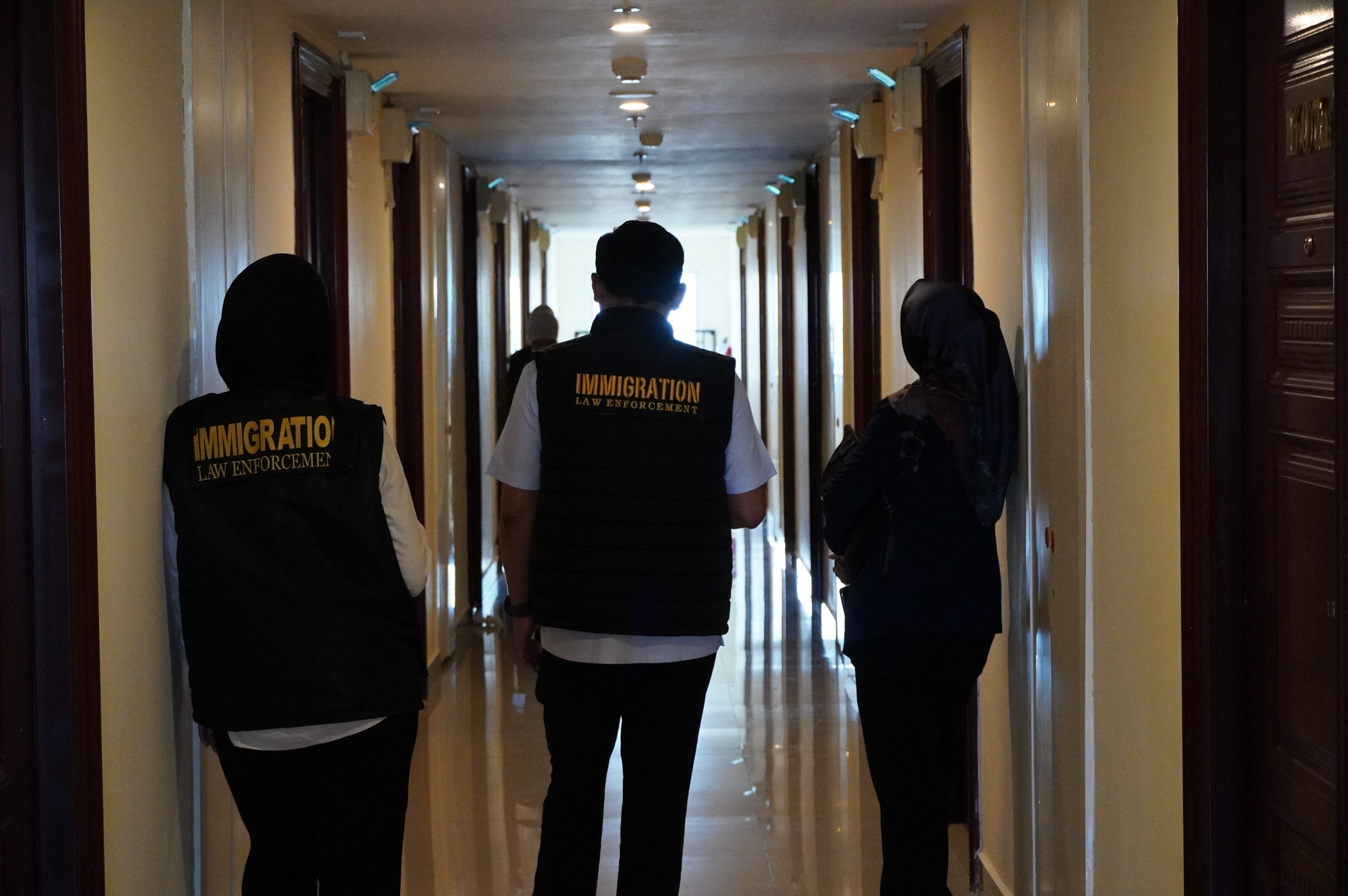 CEK: Petugas Imigrasi Medan saat mengecek kondisi hotel untuk memerika terkait tamu warga negara asing (WNA). (Dok: Imigrasi Medan)