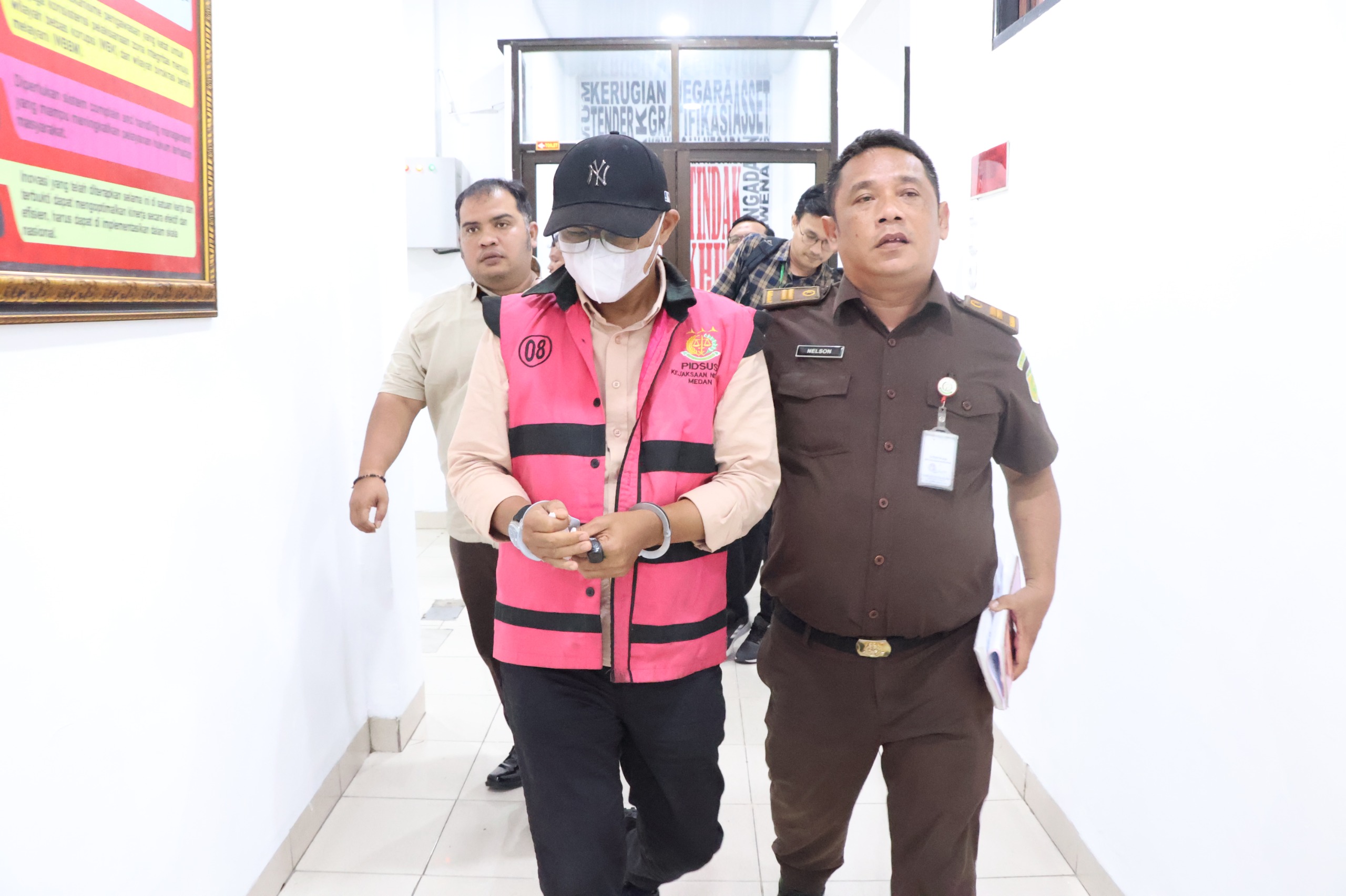 TAHAN: Kasi Sarpras Medan Polonia, KAL ditahan penyidik Kejari Medan terkait dugaan korupsi BBM bersubsidi, Senin (17/11). (Dok: istimewa)