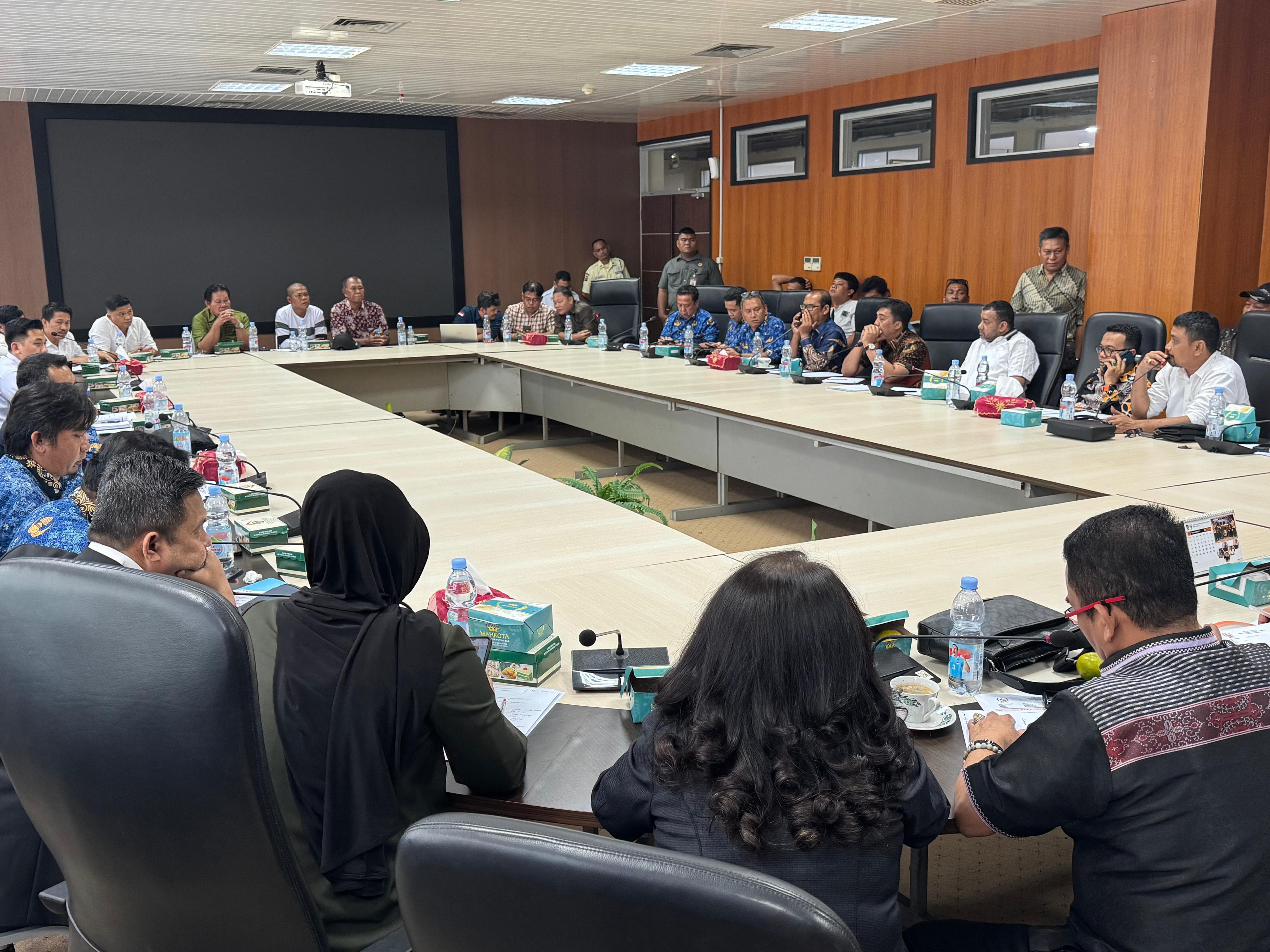 RDP: DPRD Medan melakukan Rapat Dengar Pendapat (RDP) Komisi bersama Dinas Lingkungan Hidup, Dinas Perhubungan, Dinas PKPCKTR, BPJS Kesehatan, PT Agro Raya Mas. (Dok: istimewa)