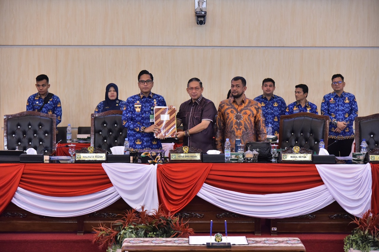SERAHKAN:Ketua DPRD Kota Medan Wong Chun Sen menyerahkan draf Ranperda Kota Medan tentang Pencegahan dan Penanggulangan Kebakaran yang disahkan menjadi Perda, kepada Wali Kota Medan&nbsp;Rico&nbsp;Waas.