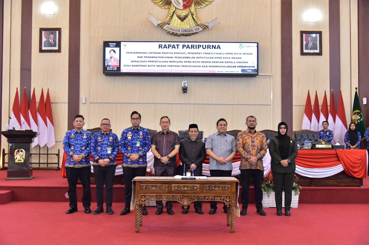 FOTO BERSAMA: Ketua DPRD Kota Medan Wong Chun Sen, Wali Kota Medan Rico Waas, Wakil DPRD Kota Medan Rajudin Sagala, Zulkarnaen dan Hadi Suhendra serta Wakil Ketua Pansus Pembahasan Ranperda.