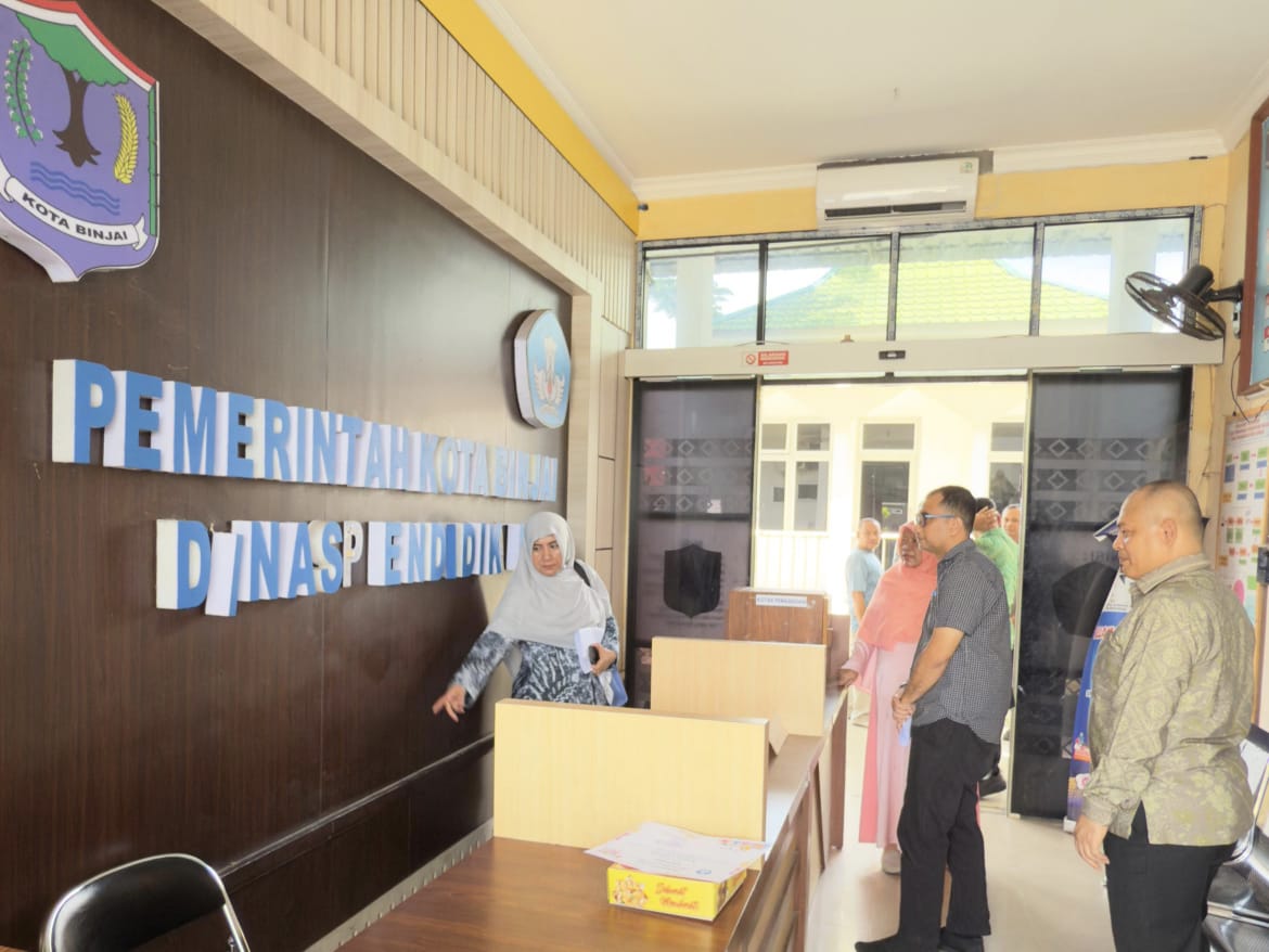 Inspektorat Binjai saat mendampingi Ombudsman di Dinas Pendidikan. (Istimewa/Sumut Pos )