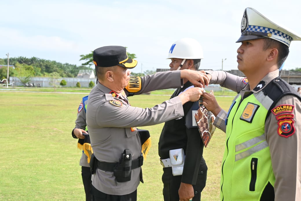 Wakapolres Labuhanbatu Selatan, Kompol Ramsen Samosir, S.H., M.H., menyematkan pita operasi Zebra Toba 2025. (KHAIRUDDIN/SUMUT POS)