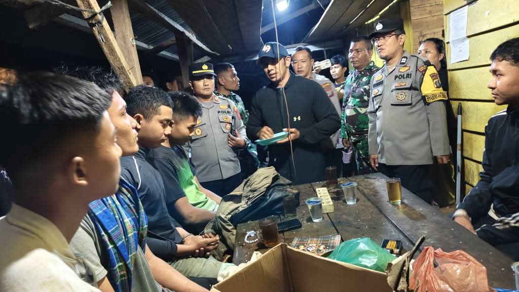 Ke lima pendaki dengan kondisi selamat sampai di perkampungan,  dan dijemput oleh keluarganya. (PRA EVASI/SUMUT POS)