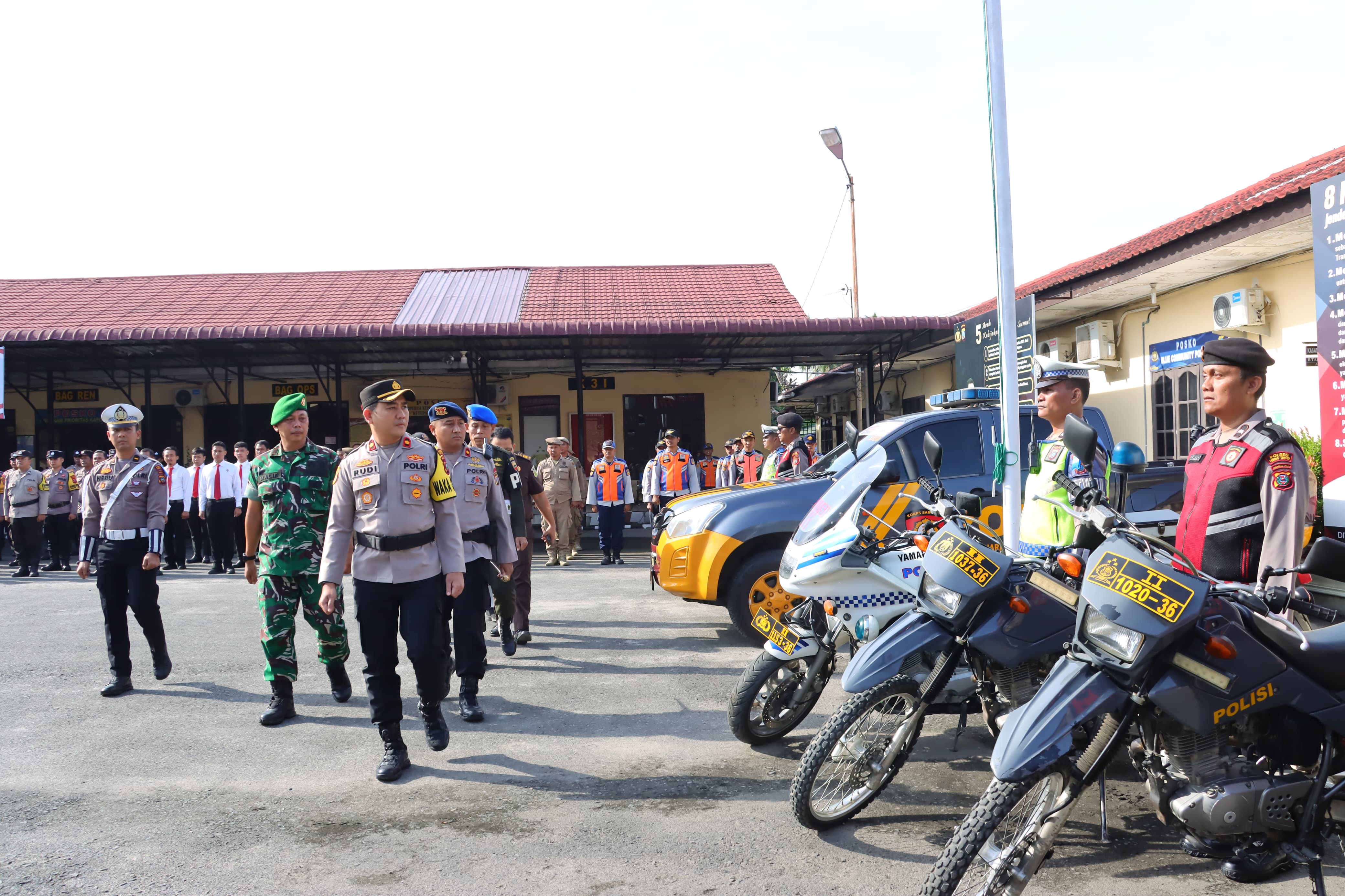 Wakapolres Tebing Tinggi Kompol Rudi Syahputra melakukan pengecekan pasukan dan sarana prasarana pada Apel Gelar Pasukan Operasi Zebra Toba 2025. (AZAN PURBA/SUMATERA UTARA)