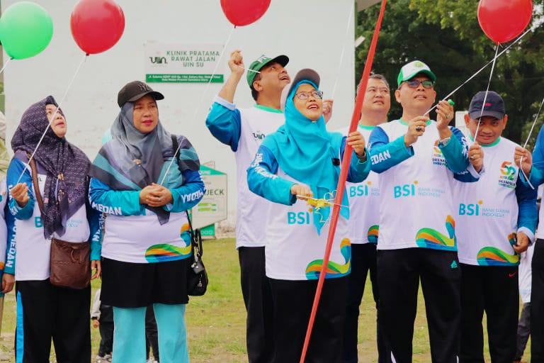 DIES NATALIS: Prof Dr Nurhayati MAg (tengah) menghadiri rangkaian acara dies natalis UIN Sumatera Utara, Ahad (16/11).