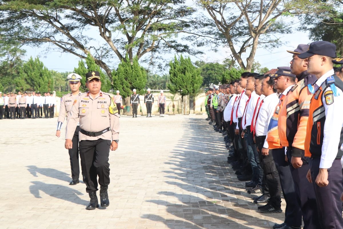 Wakapolres Sergai Kompol Rudy Candra, SH, MH memimpin pemeriksaan pasukan saat Apel Gelar Operasi Zebra Toba 2025 di Lapangan Mako Polres Sergai, Senin (17/11). (HUMAS POLRES SERGAI)