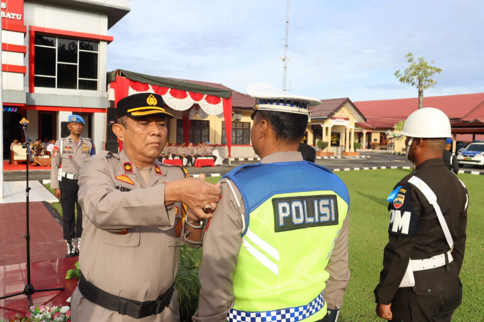 Periksa - Wakapolres Labuhanbatu memeriksa pasukan saat memimpin gelar Apel Pasukan Operasi Kewilayahan &ldquo;Zebra Toba 2025&rdquo; (Fajar/ Sumut Pos)