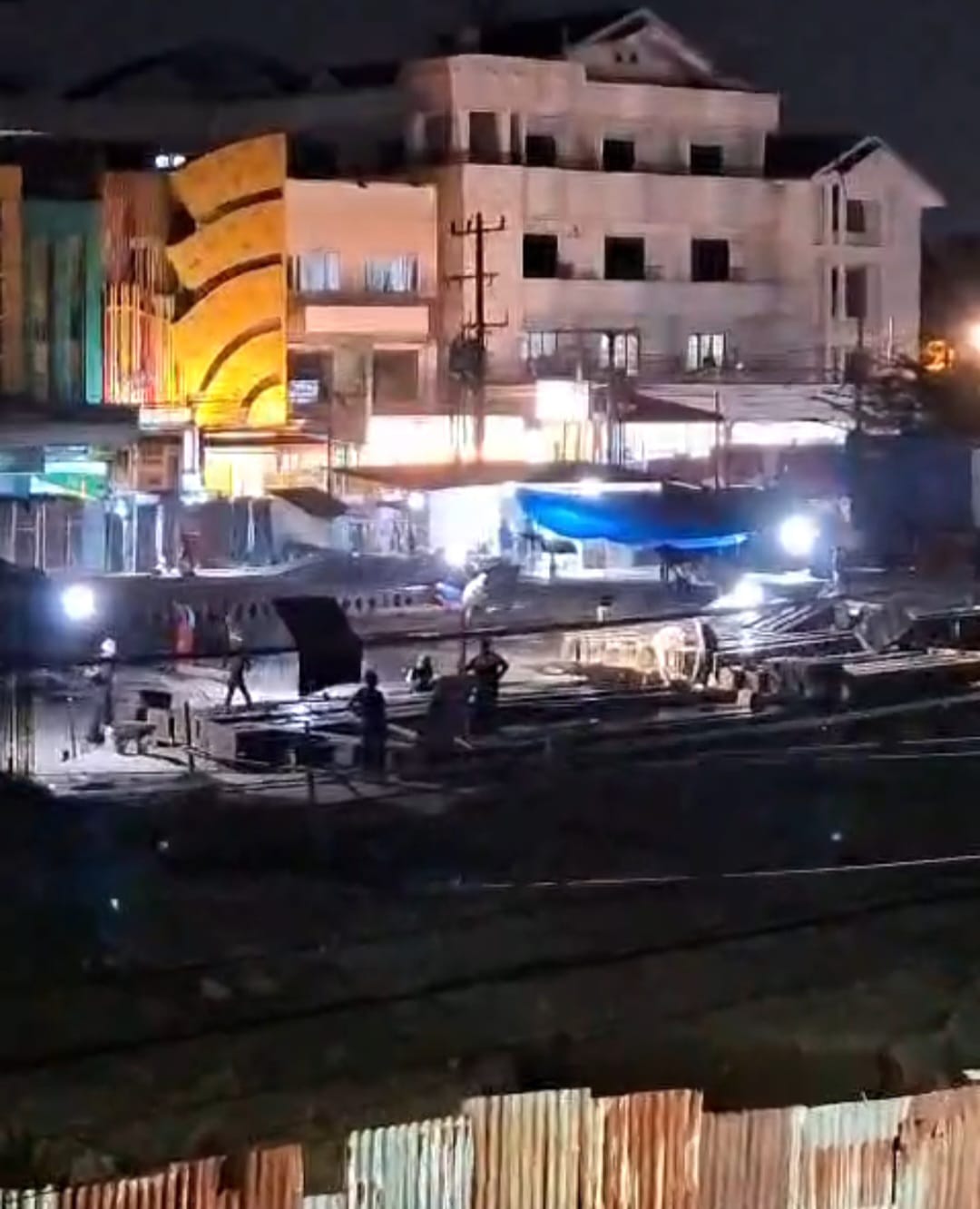 TANPA IZIN: Foto : Pengerjaan pembangunan tanpa izin PBG di lahan eks Hotel Garuda Plaza Medan dilakukan pada malam hari. (Dok: istimewa)