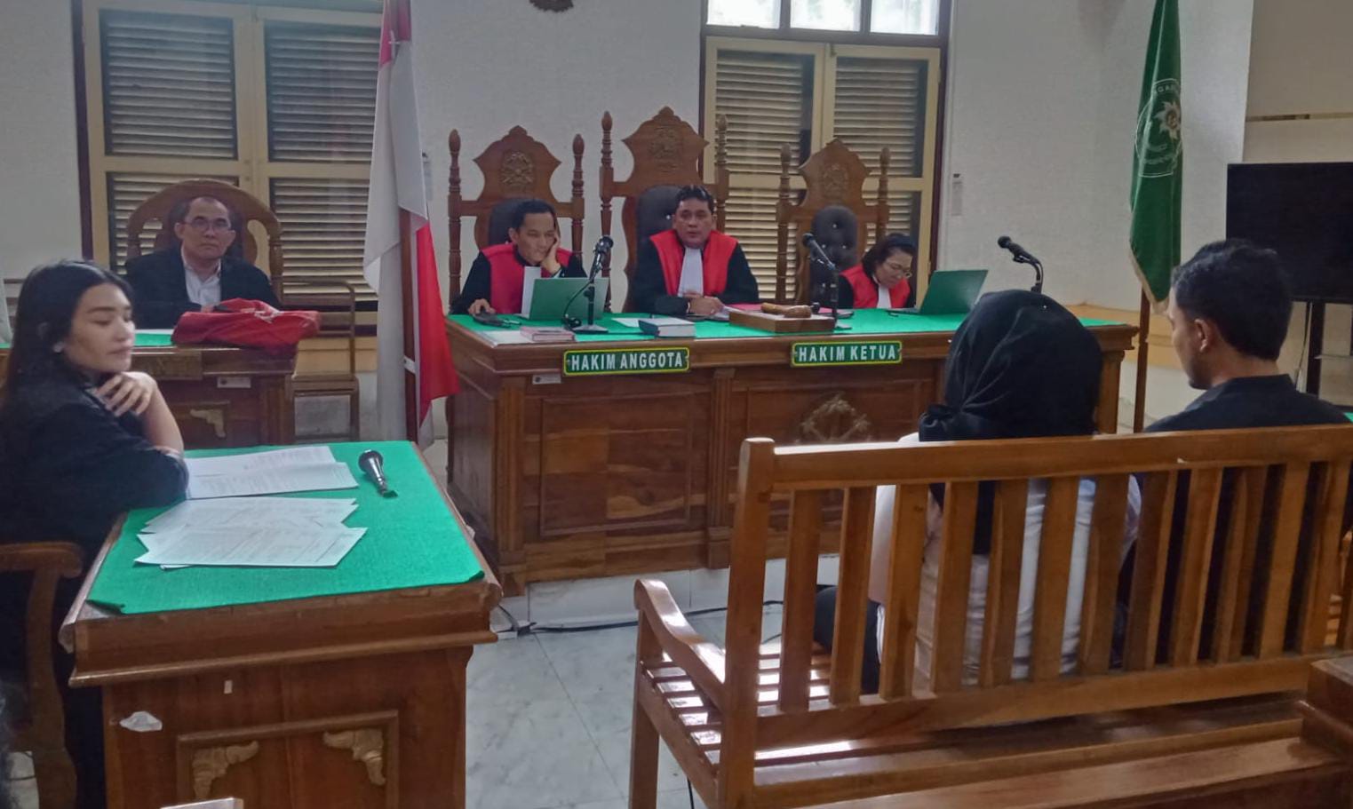 PENIPUAN: Rieki Darmawan dan Lili Suriyani terdakwa kasus penipuan, menjalani sidang tuntutan di PN Medan, Selasa (18/11). (Dok: istimewa)